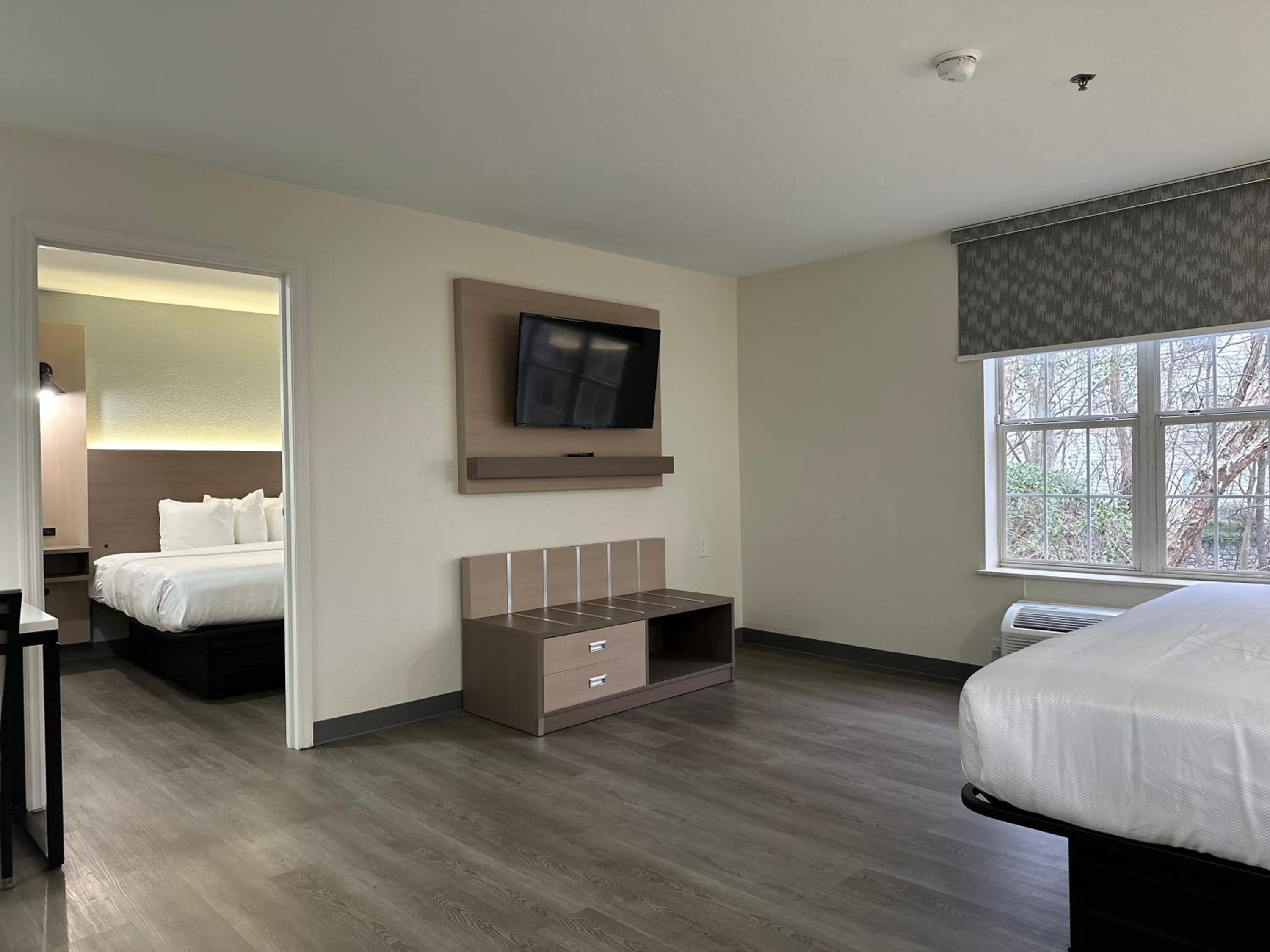 King Suite with Two King Beds - Non-smoking - Photo 3