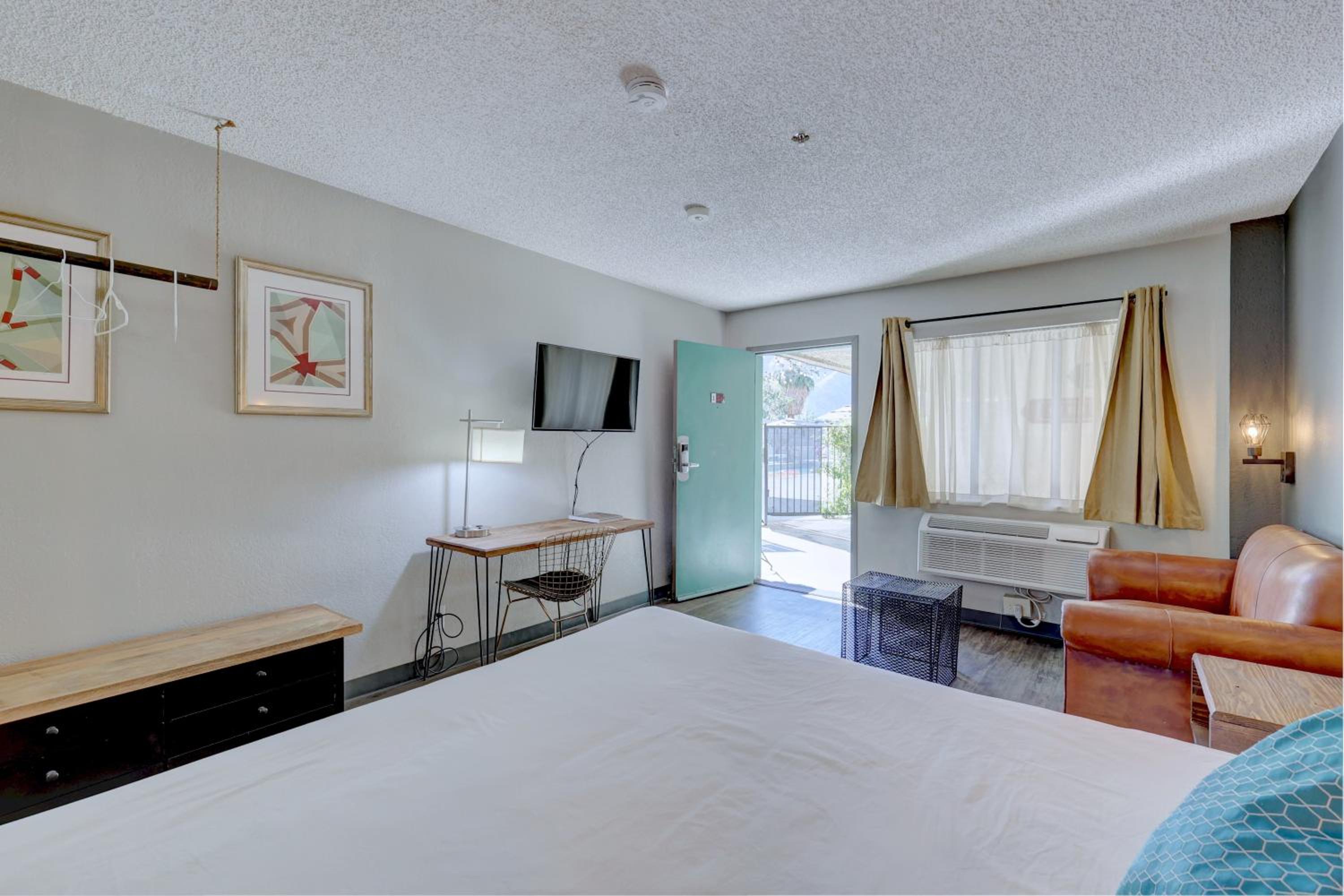 King Room with Pool View - Photo 3