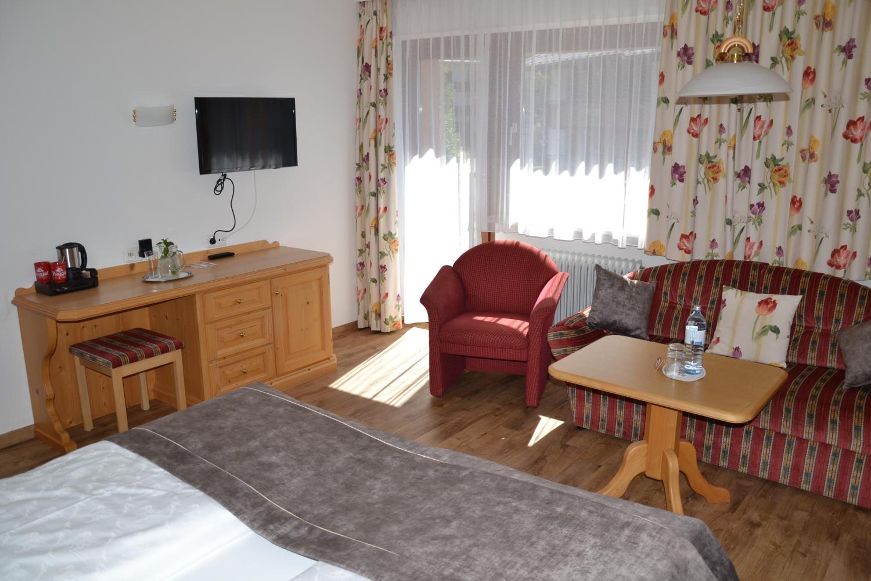Superior Double Room with Balcony - Photo 2