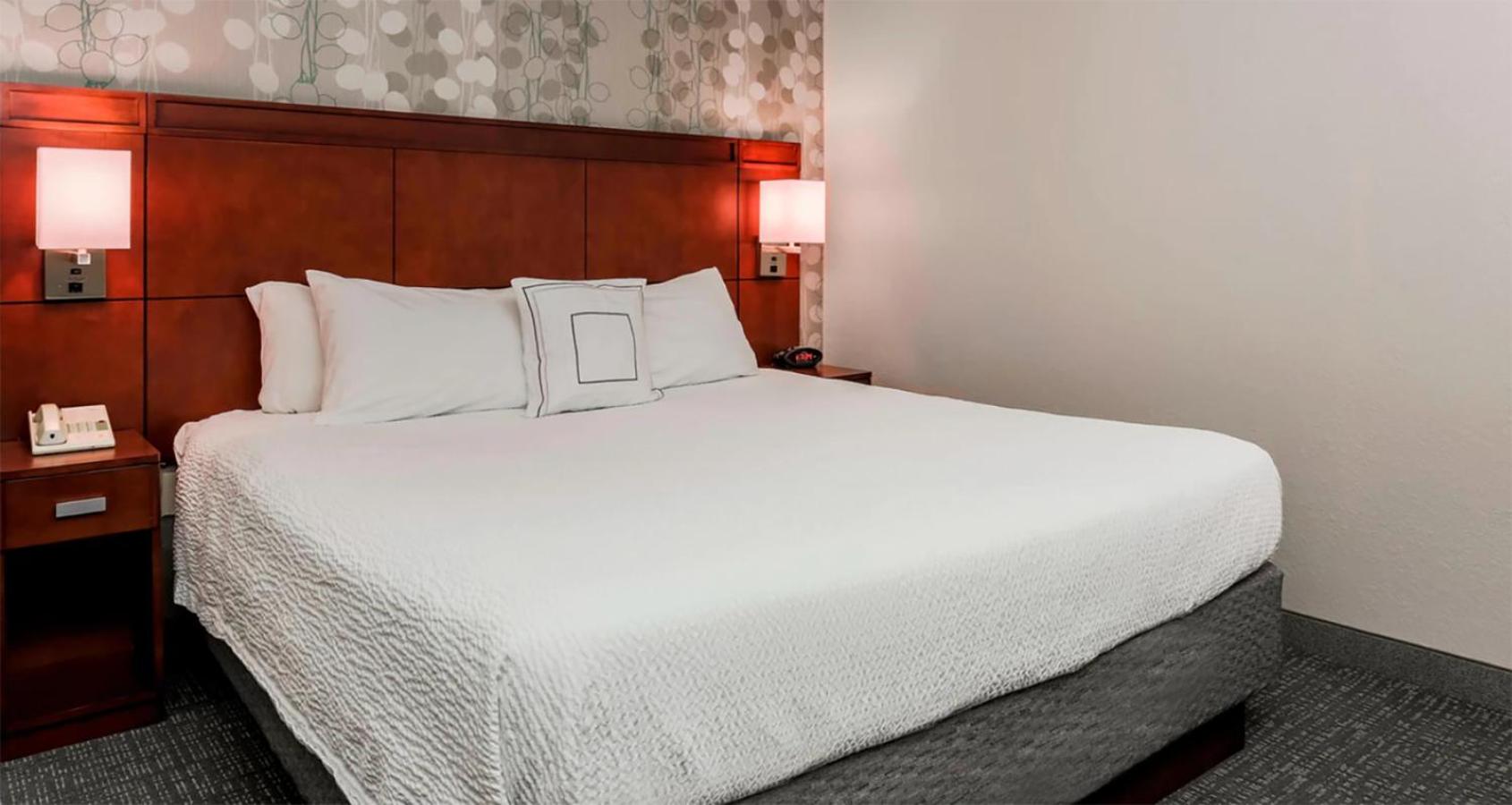 King Room with Sofa Bed and Adapted Tub - Mobility Accessible - Photo 2