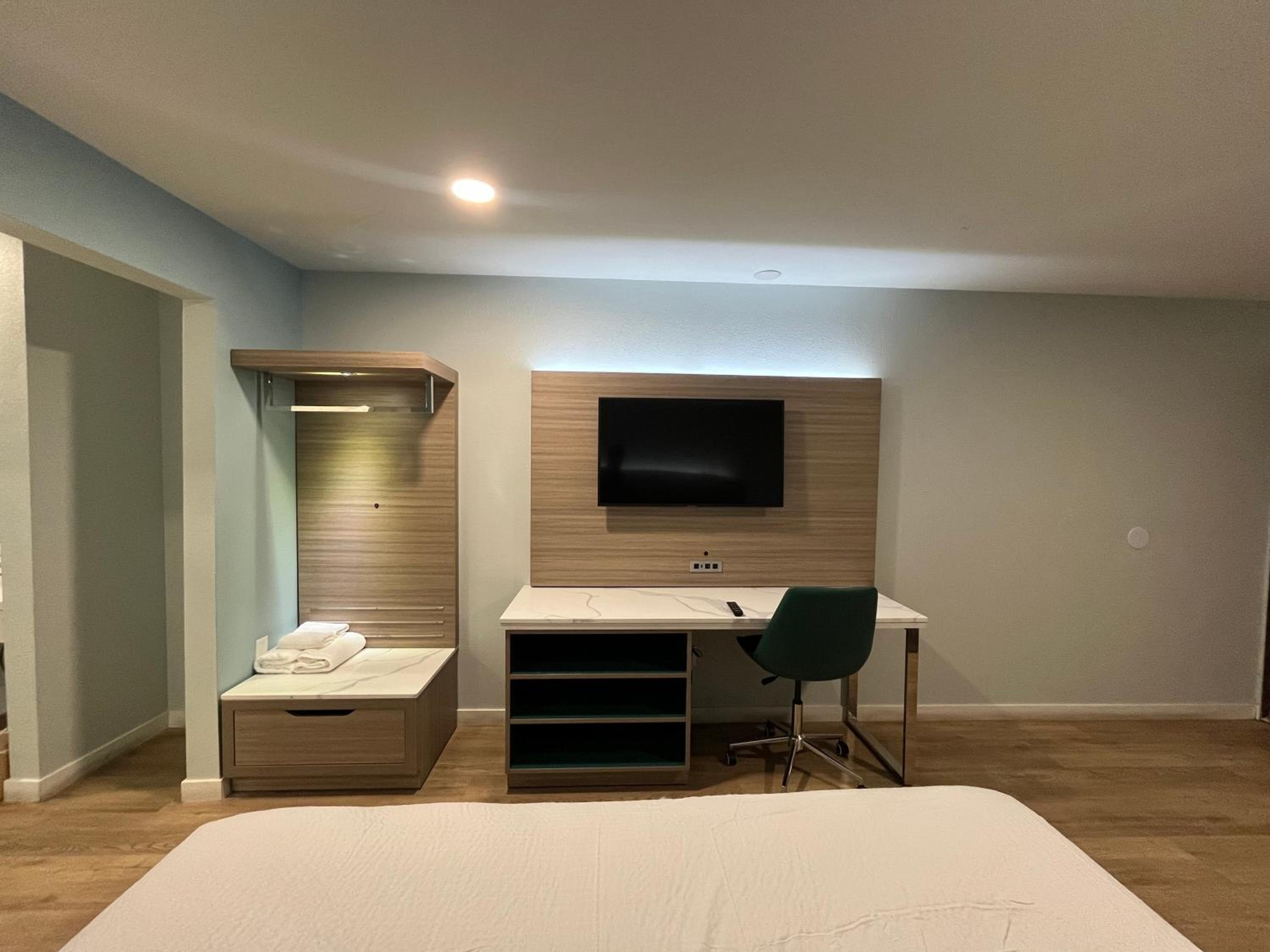 King Room with Tub w/Grab Bars - Mobility Access/Non-Smoking photo 3