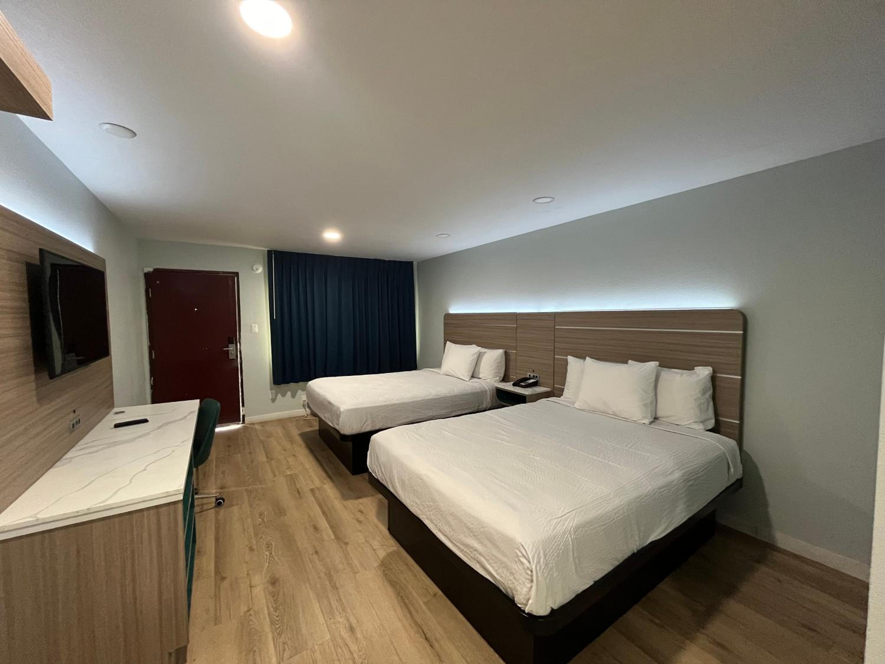 Queen Room with Two Queen Beds and Tub w/Grab Bars - Mobility Access/Non-Smoking
