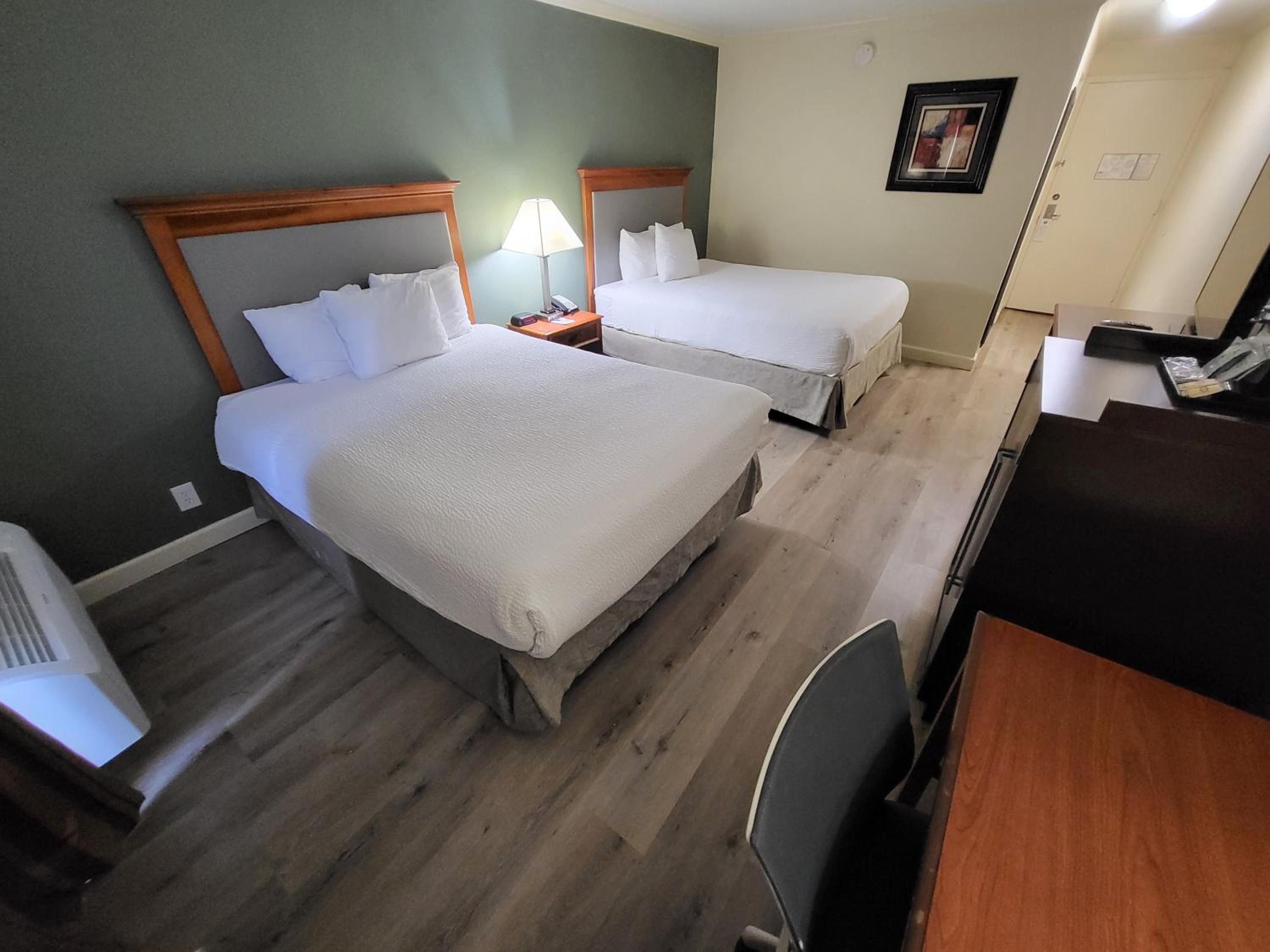 Queen Room with Two Queen Beds - Non-Smoking - Photo 3