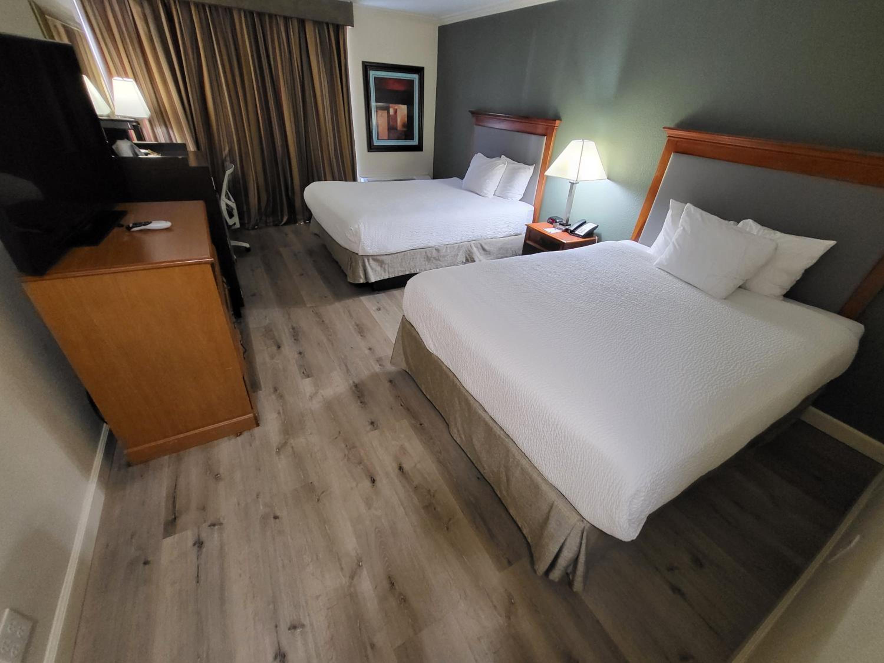 Queen Room with Two Queen Beds - Non-Smoking - Photo 7