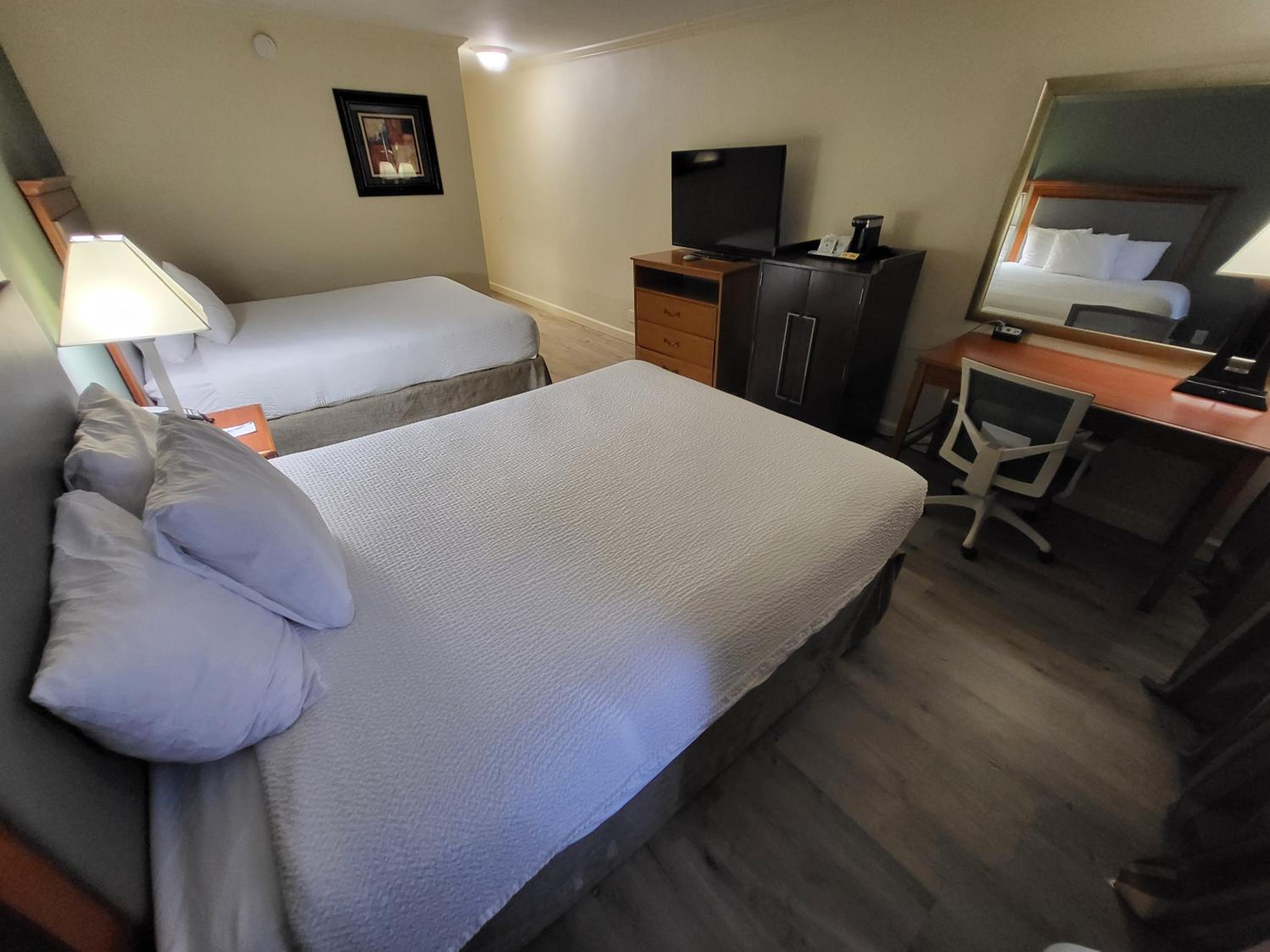 Queen Room with Two Queen Beds - Non-Smoking - Photo 6