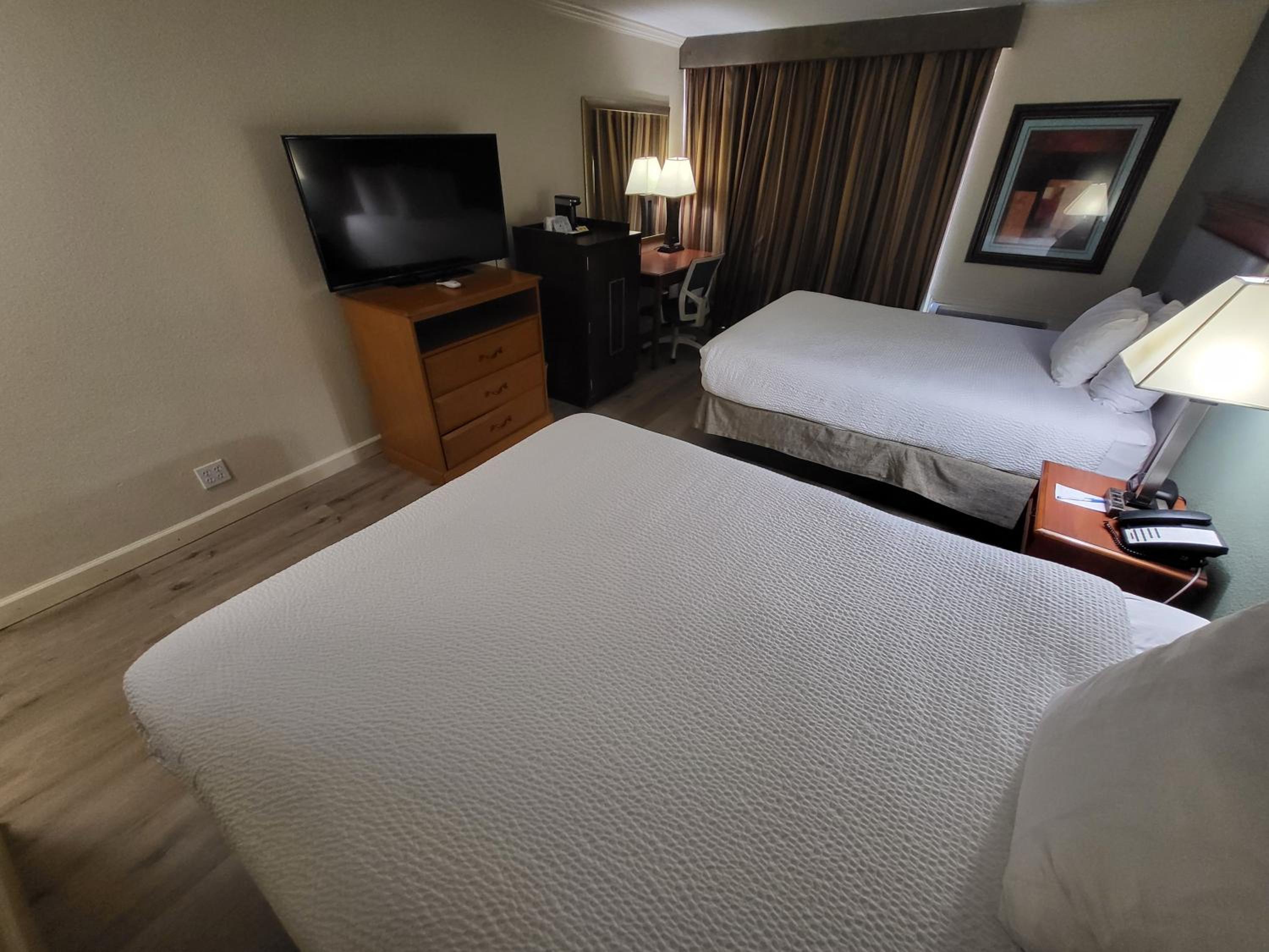 Queen Room with Two Queen Beds - Non-Smoking - Photo 2