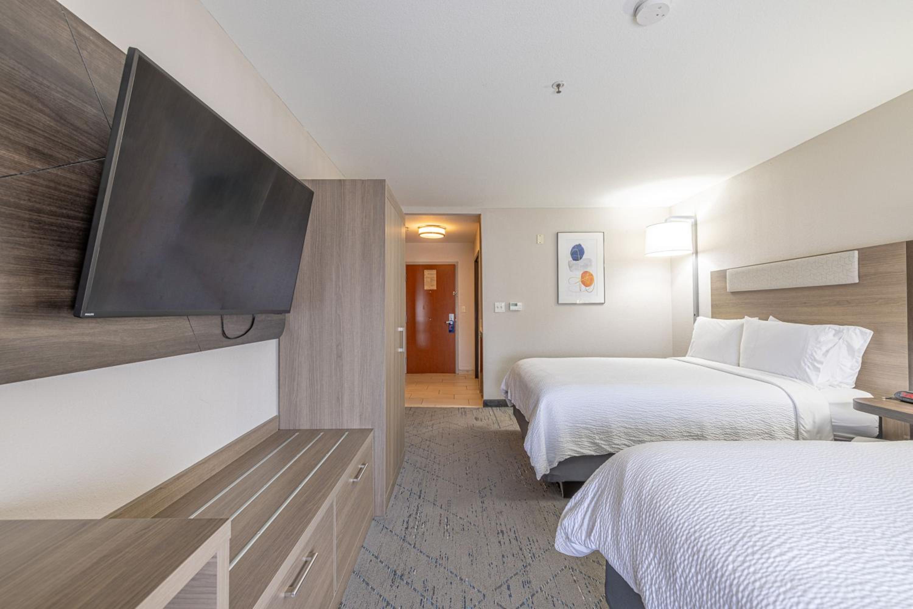 Standard Room with Two Queen Beds - Photo 1
