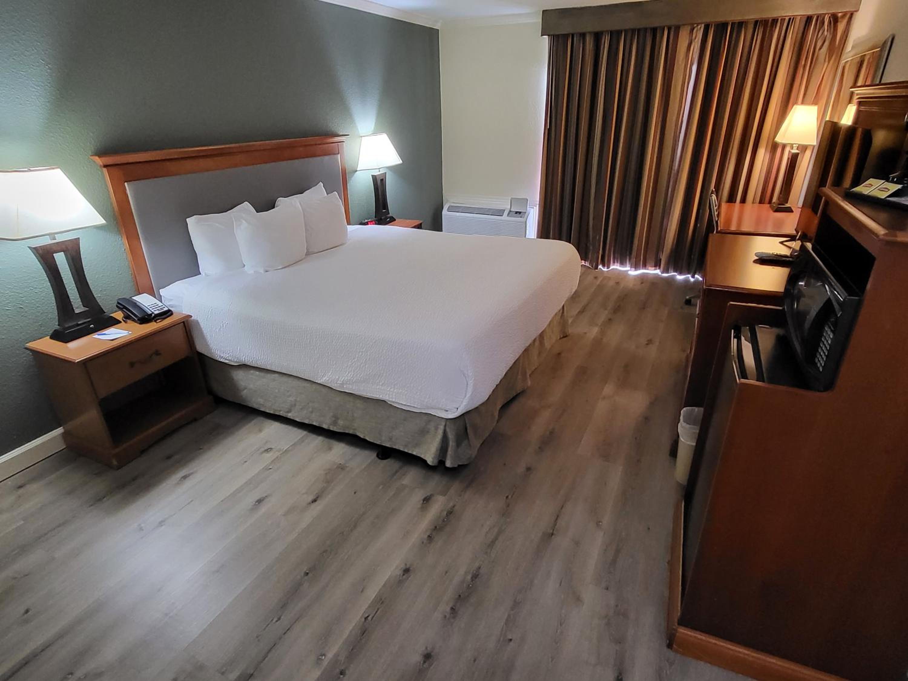 King Room with Roll-In Shower - Mobility Access/Non-Smoking - Photo 3