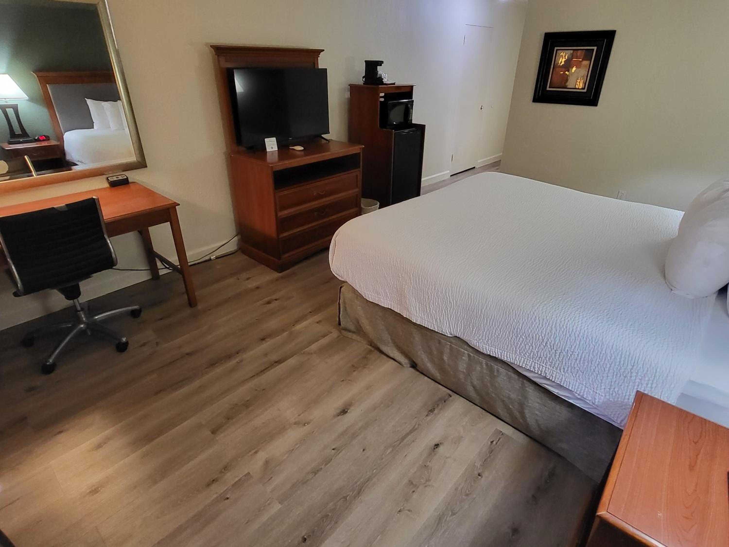 King Room with Roll-In Shower - Mobility Access/Non-Smoking - Photo 5
