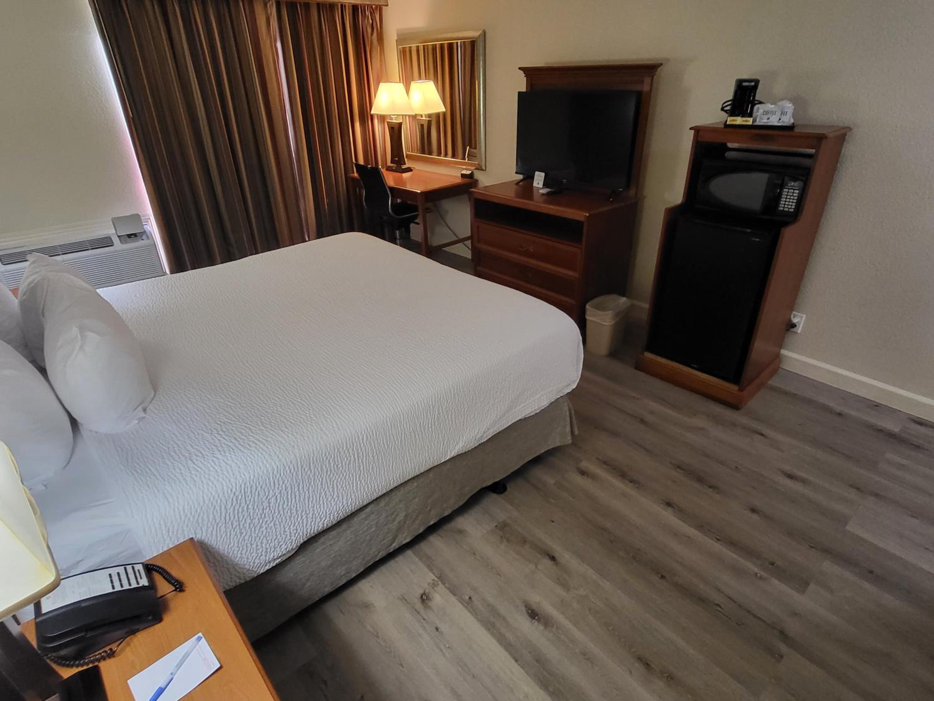 King Room with Roll-In Shower - Mobility Access/Non-Smoking - Photo 4