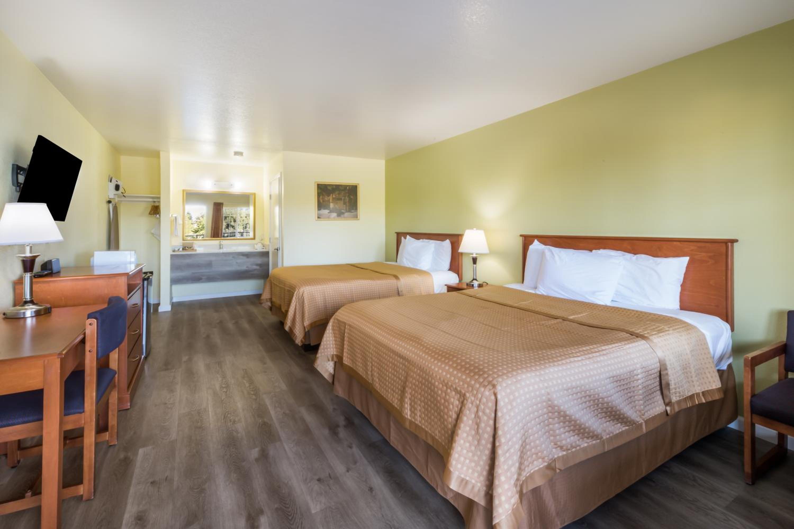 Queen Room with Two Queen Beds - Photo 3