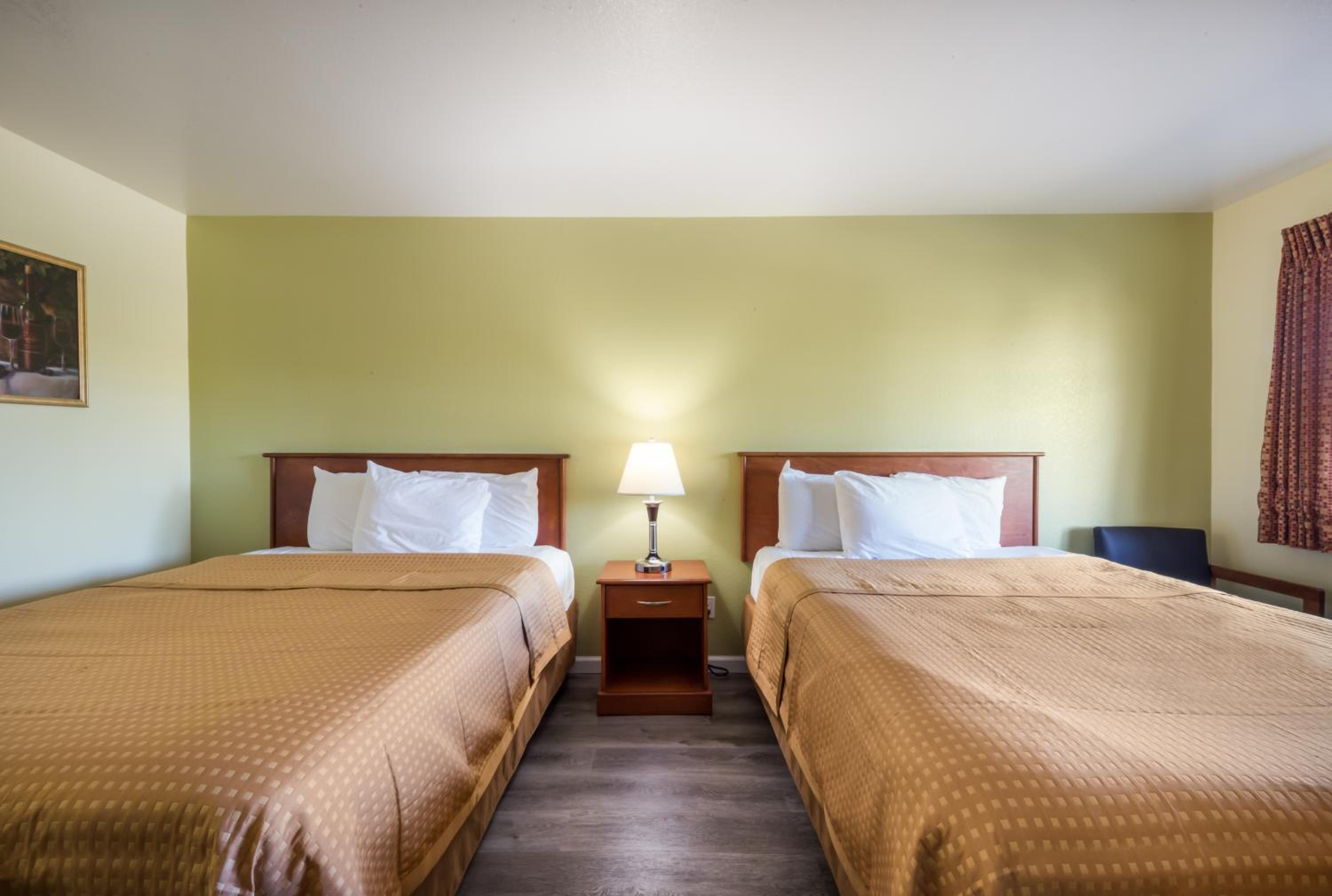 Queen Room with Two Queen Beds - Photo 5
