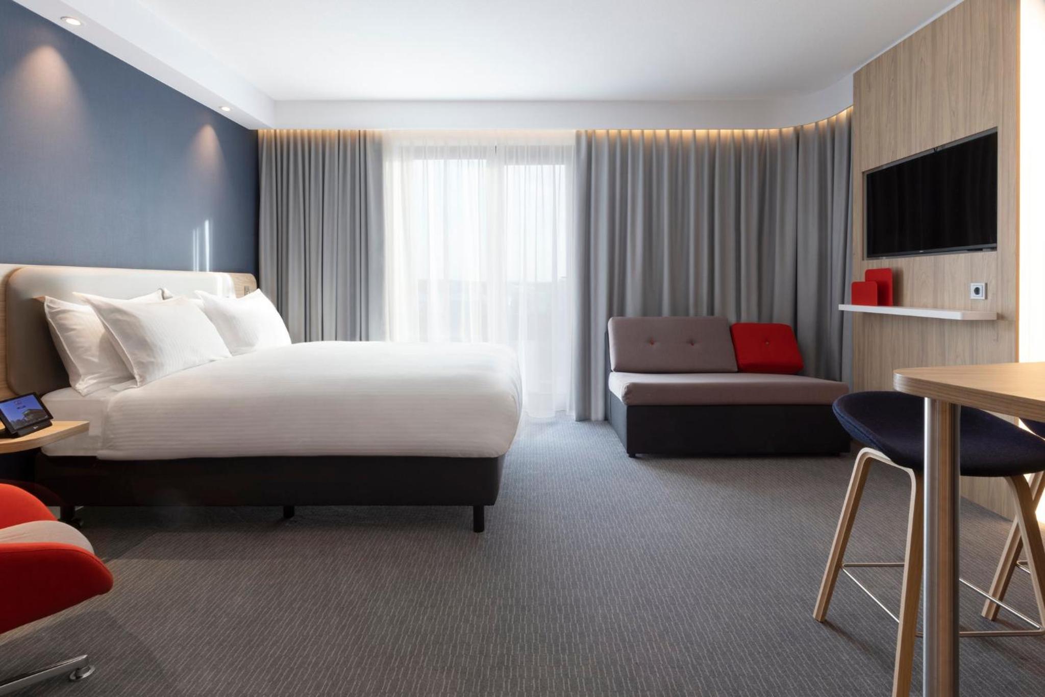Queen Suite with Sofa Bed - Photo 3
