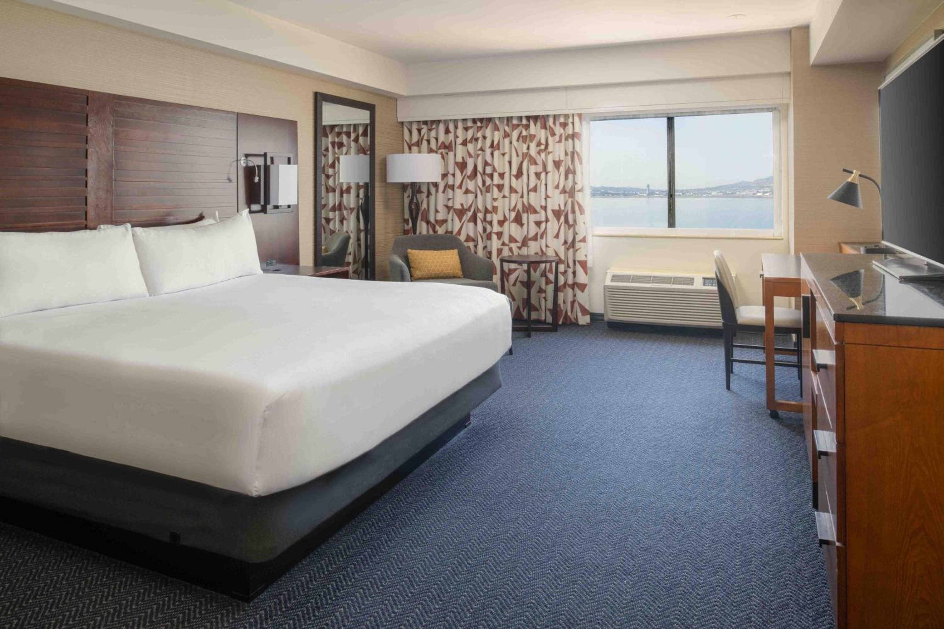 Non-Smoking Bay View King Room - Photo 1