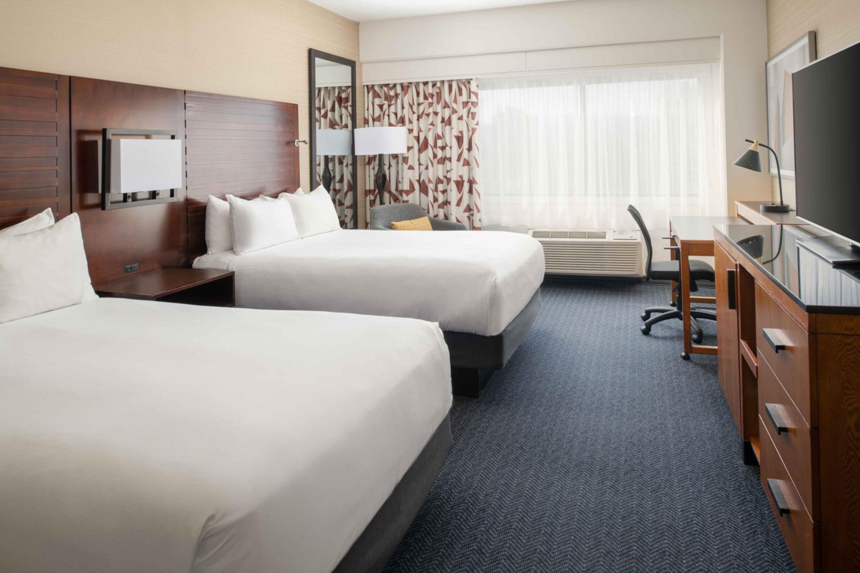 Double Room with Two Double Beds and Mobility Accessible Tub - Photo 6