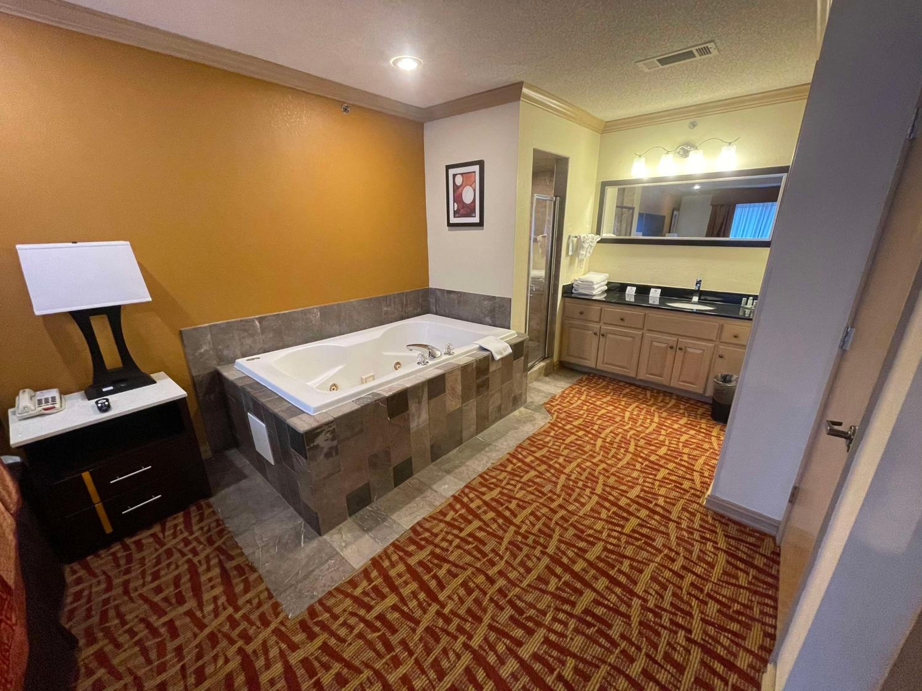 One-Bedroom King Suite with Spa Bath and Sofa - Photo 3