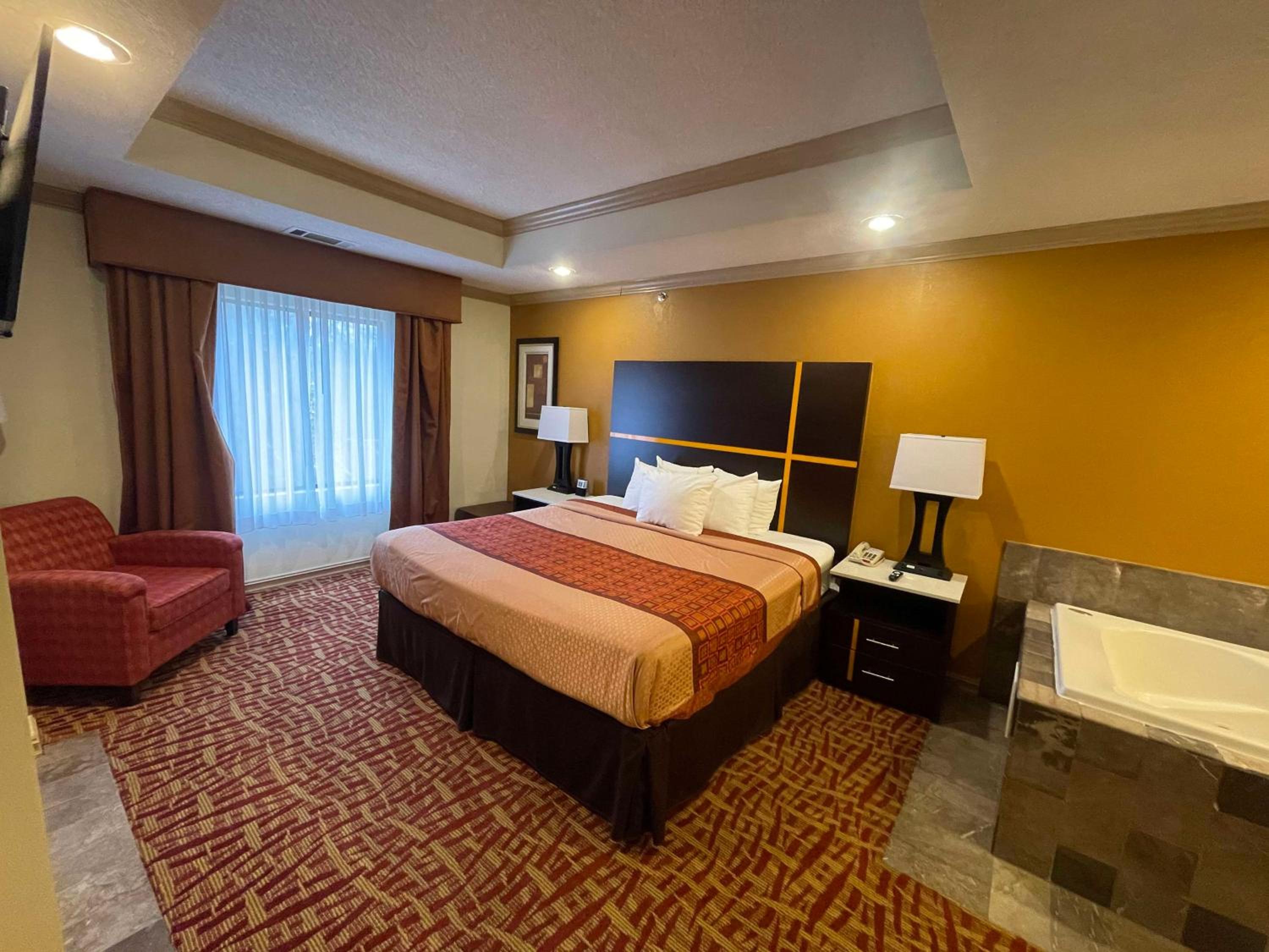 One-Bedroom King Suite with Spa Bath and Sofa - Photo 1