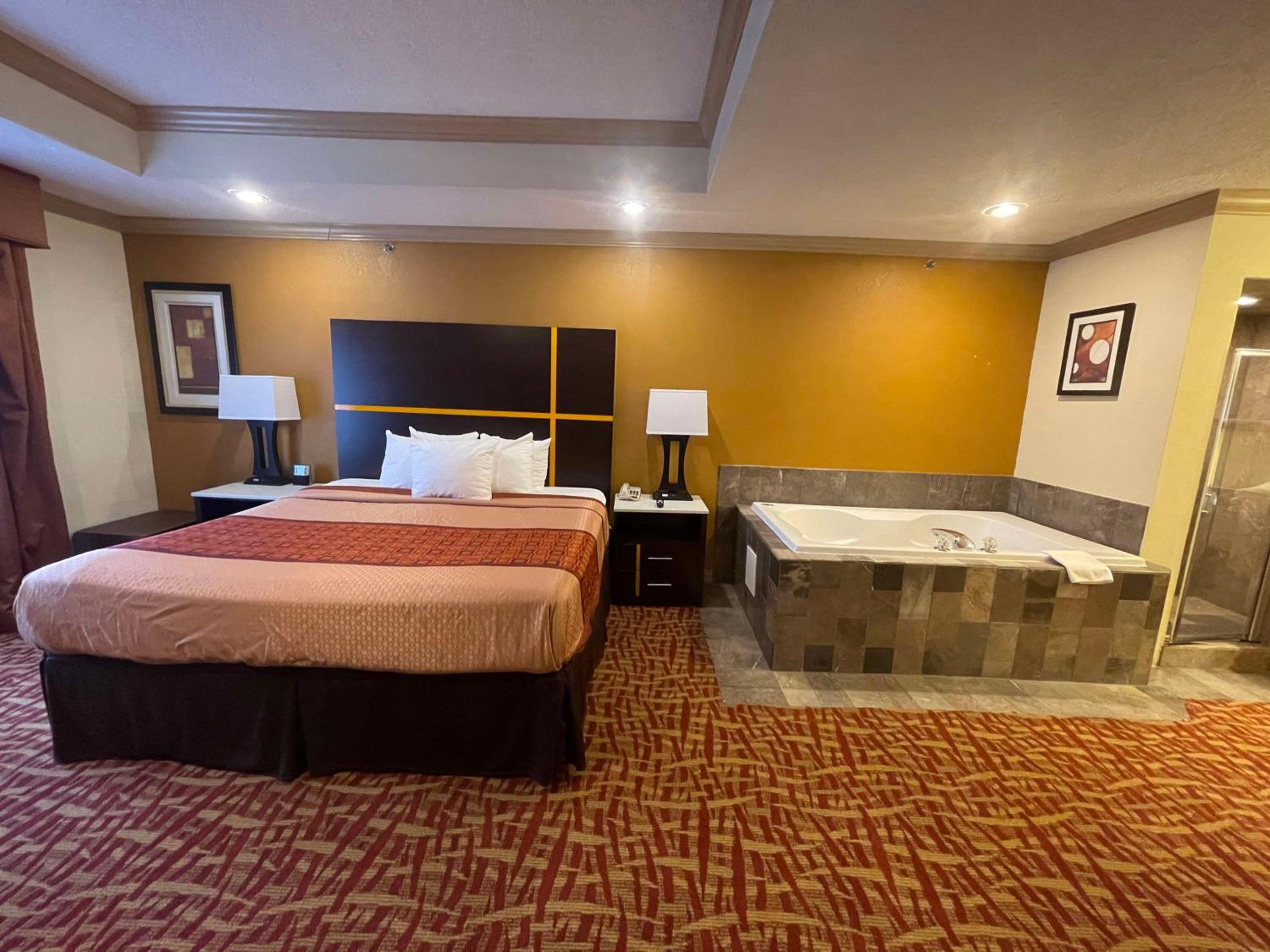 One-Bedroom King Suite with Spa Bath and Sofa - Photo 2