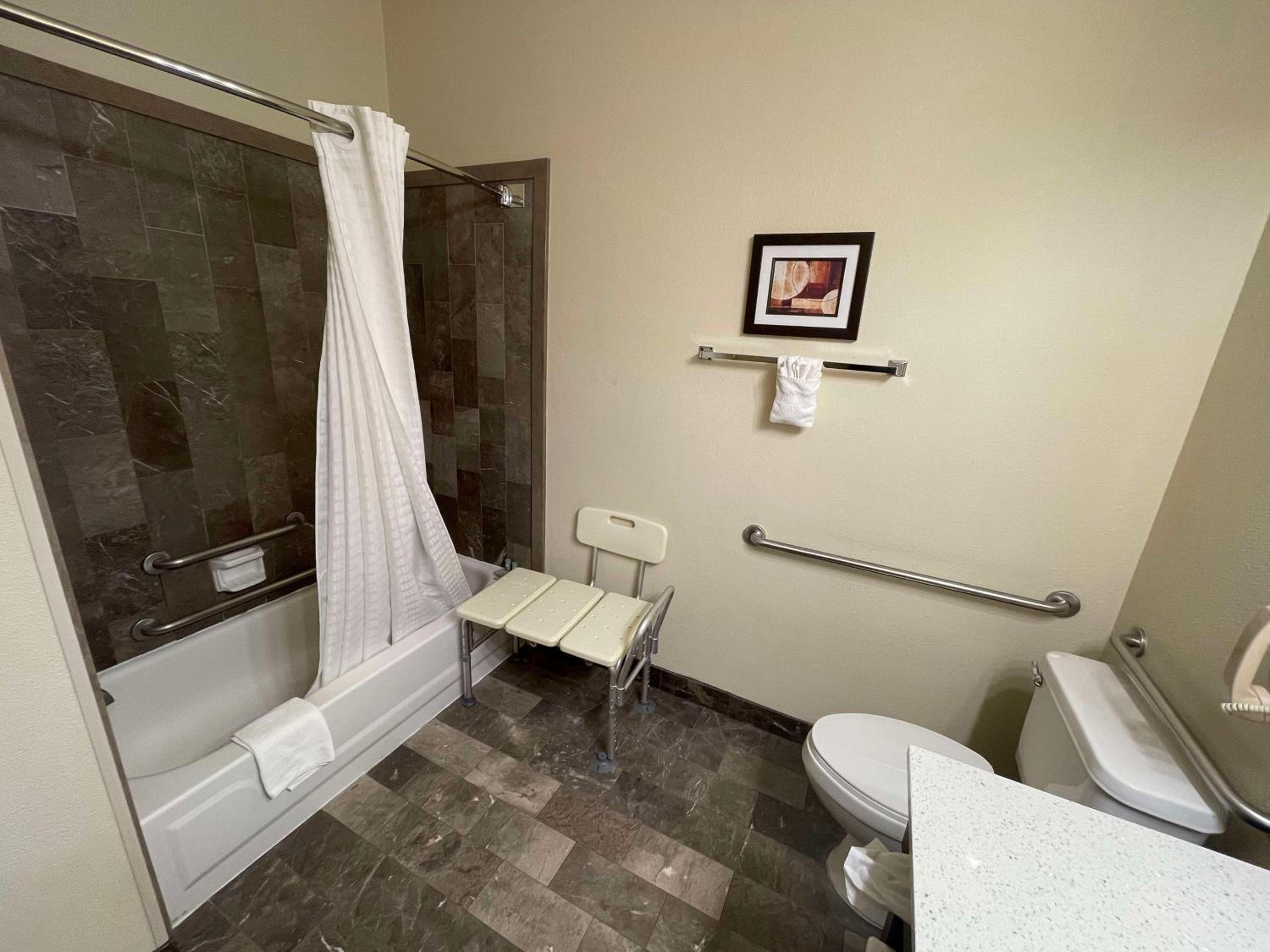 King Room - Mobility Accessible with Bathtub - Photo 2