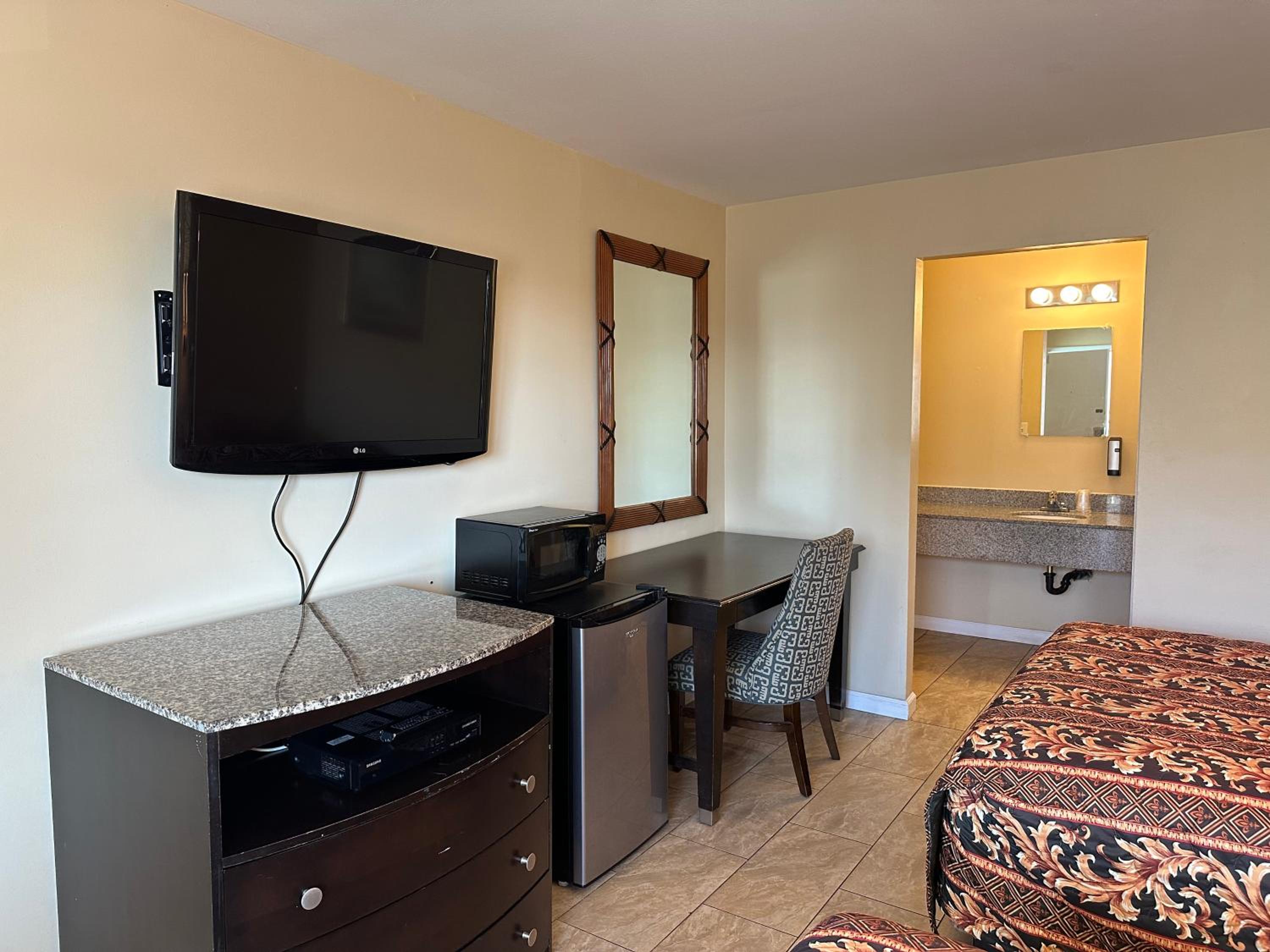 Superior Queen Room with Two Queen Beds - Photo 8