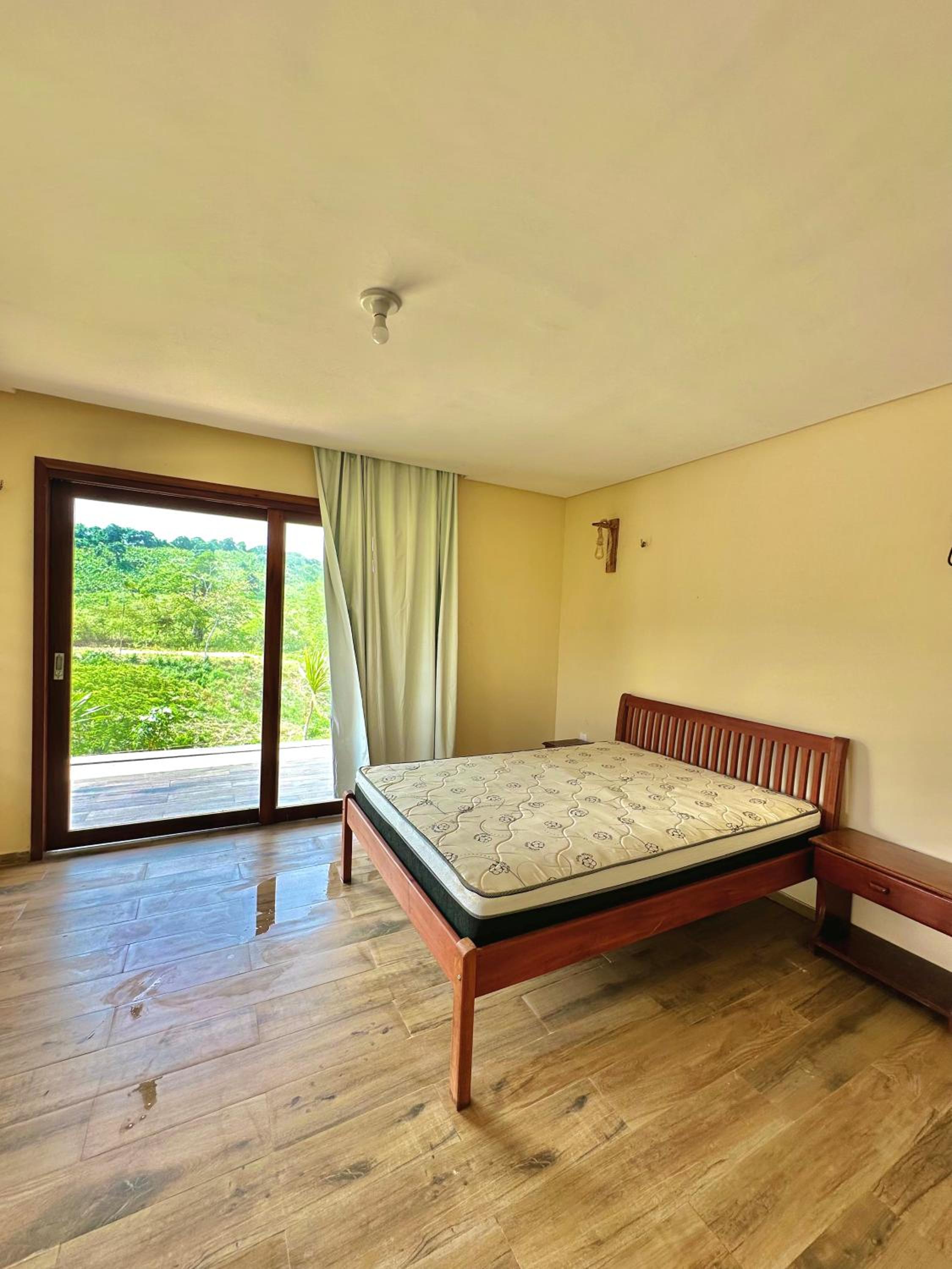 Five-Bedroom House photo 1