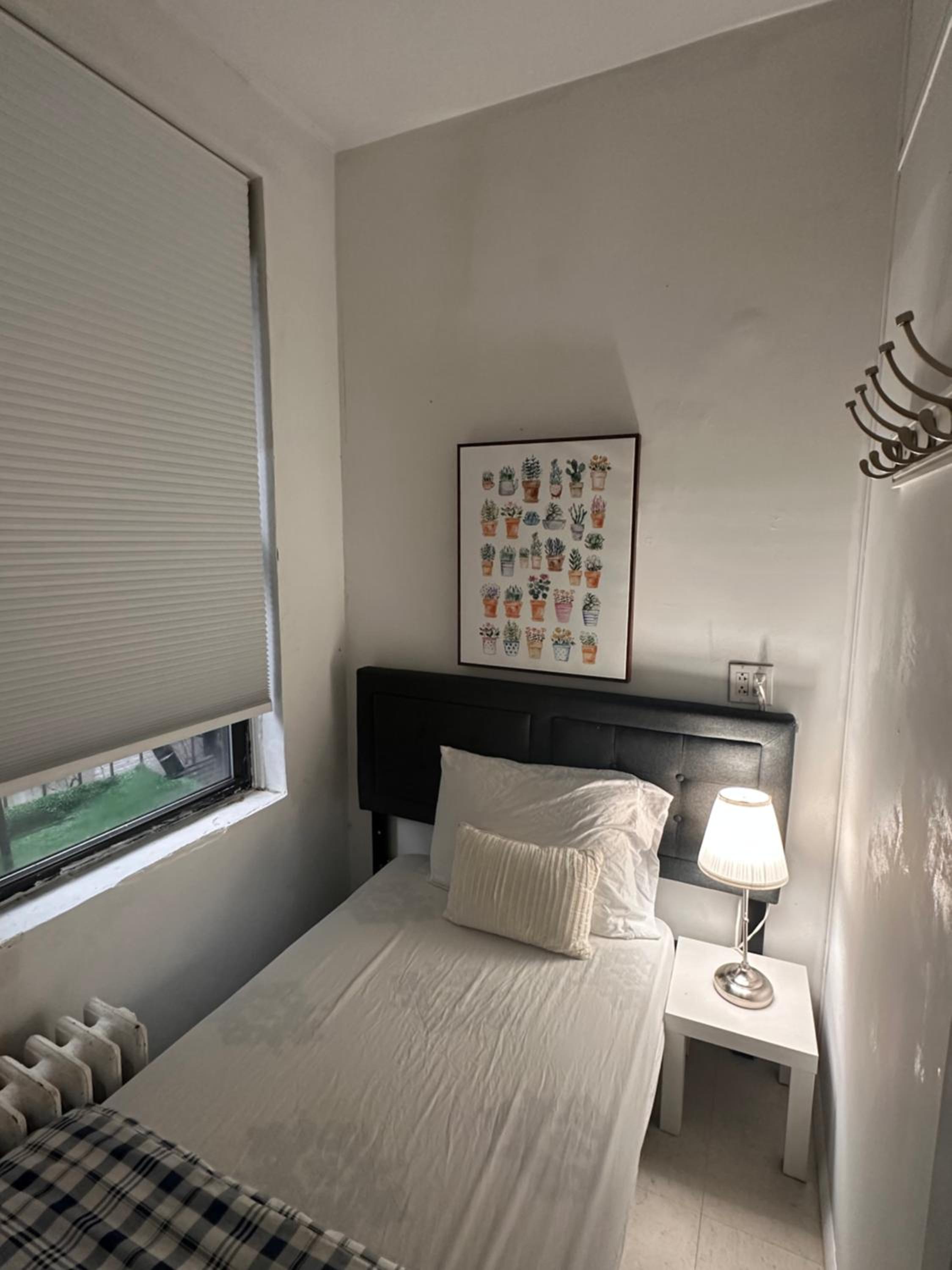 Single Room with Shared Bathroom photo 2