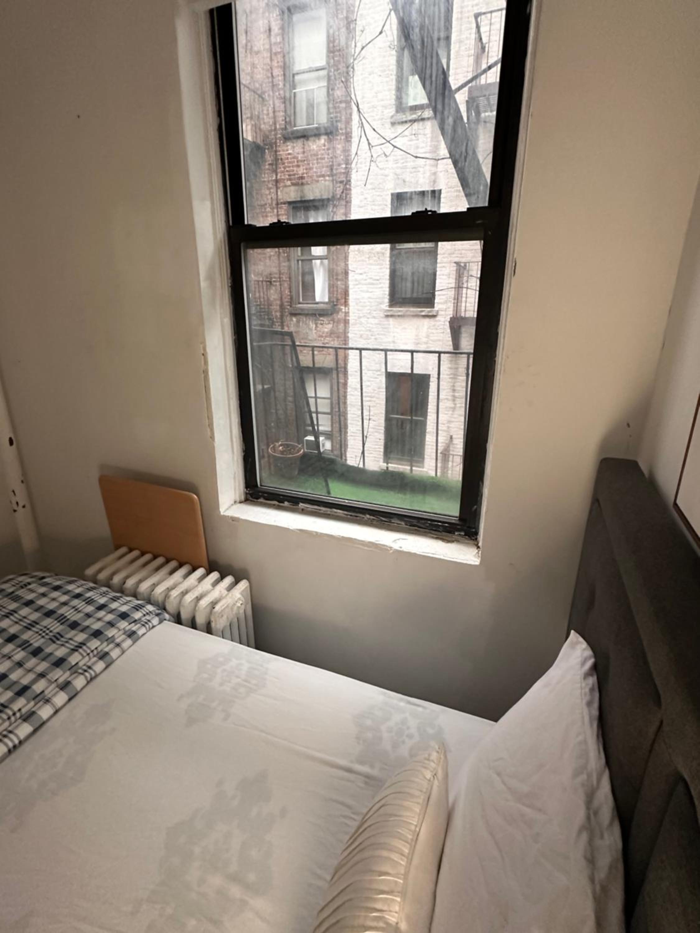 Single Room with Shared Bathroom photo 3