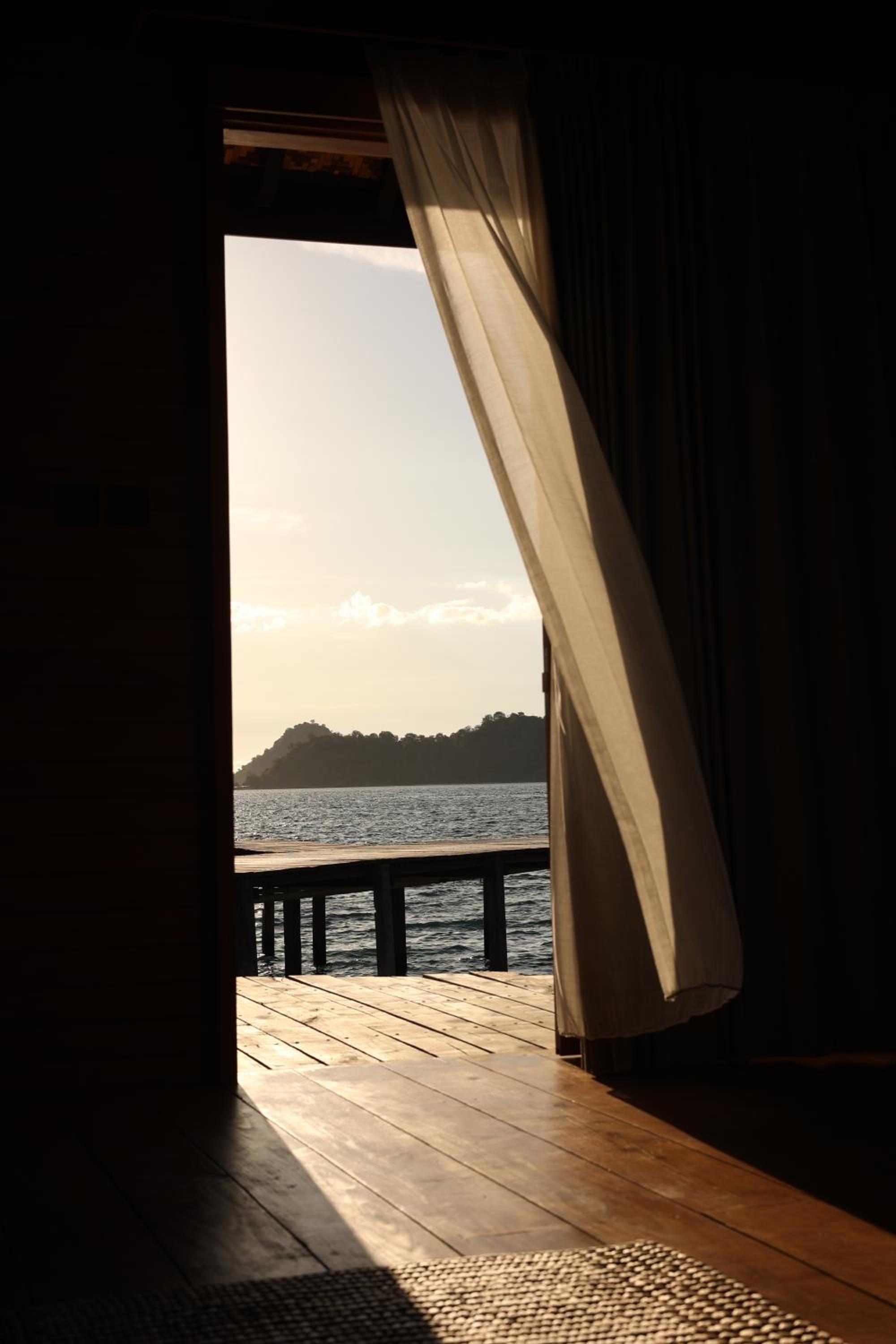 Deluxe King Sea Suite - Photo 9