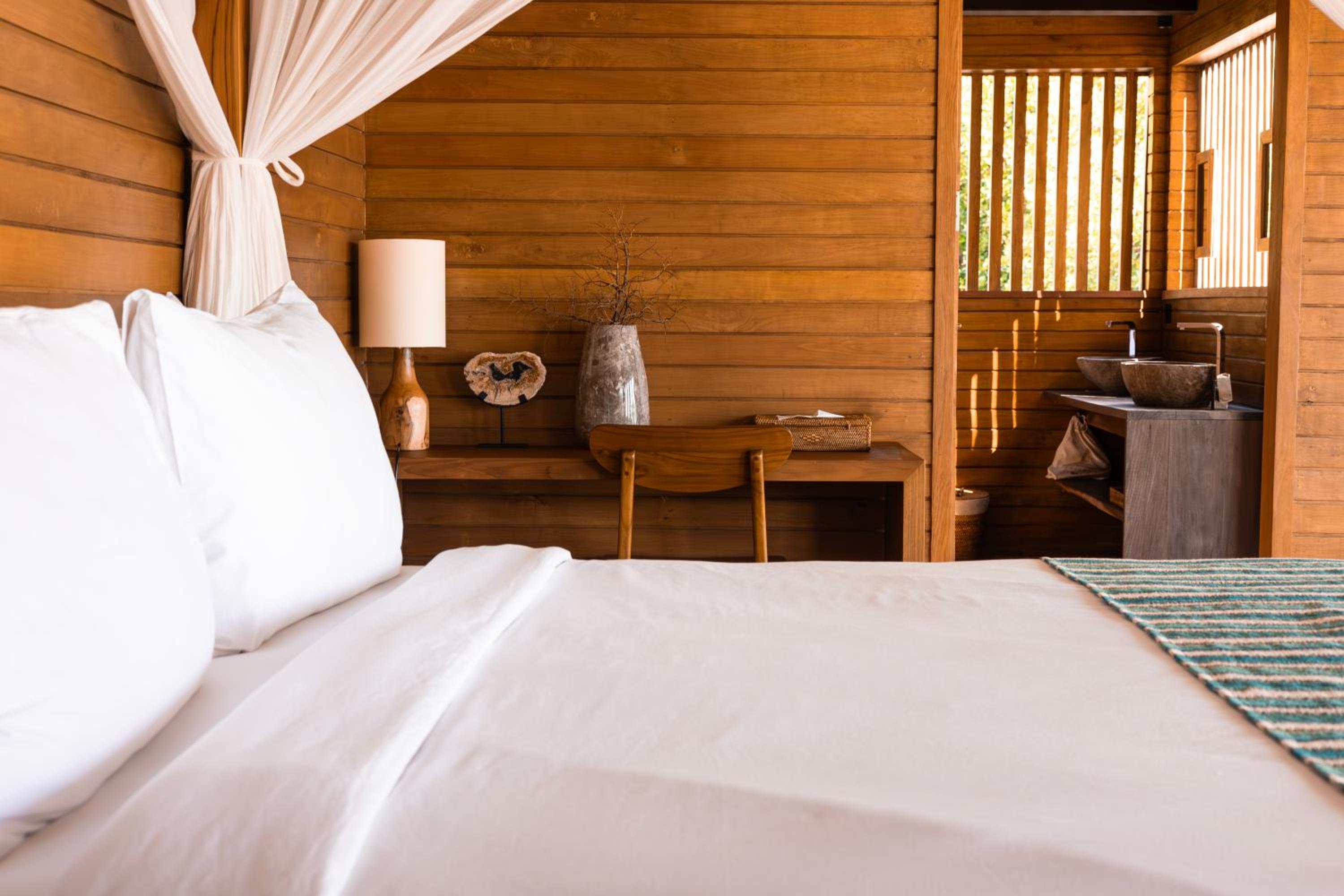 Deluxe King Sea Suite - Photo 6
