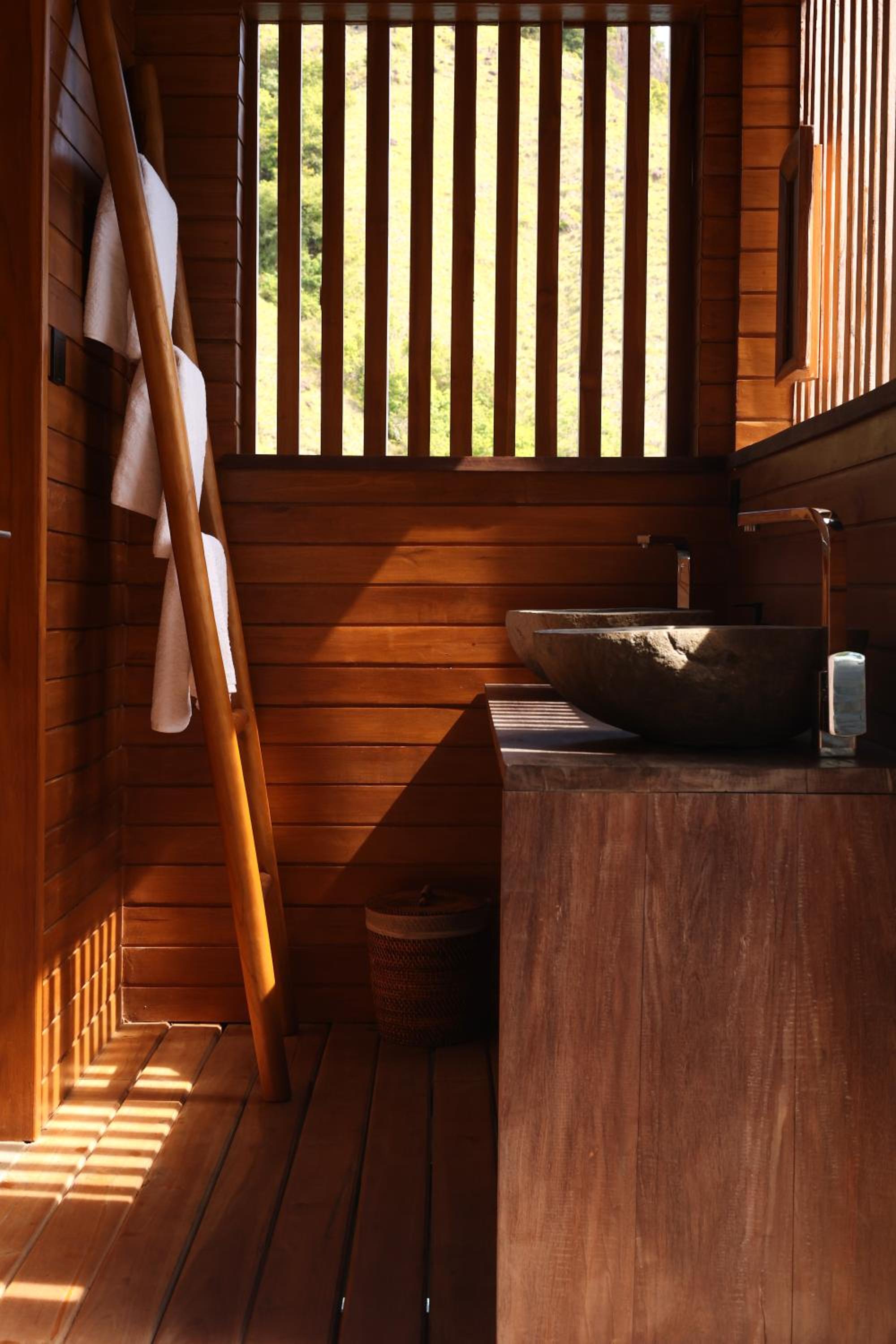 Deluxe King Sea Suite - Photo 11