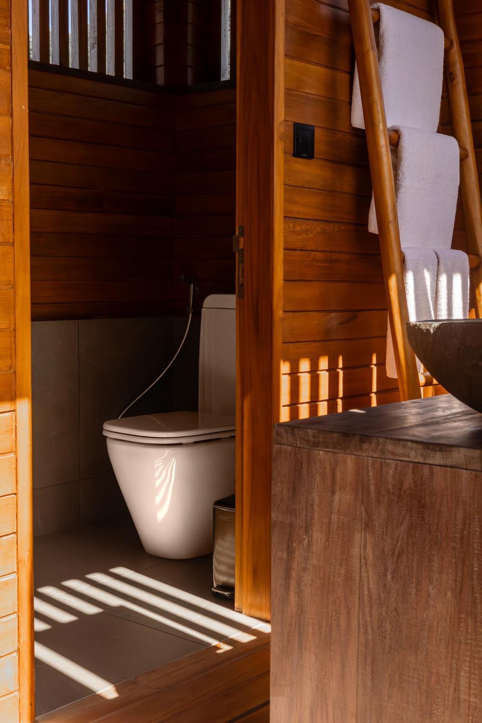 Deluxe King Sea Suite - Photo 10