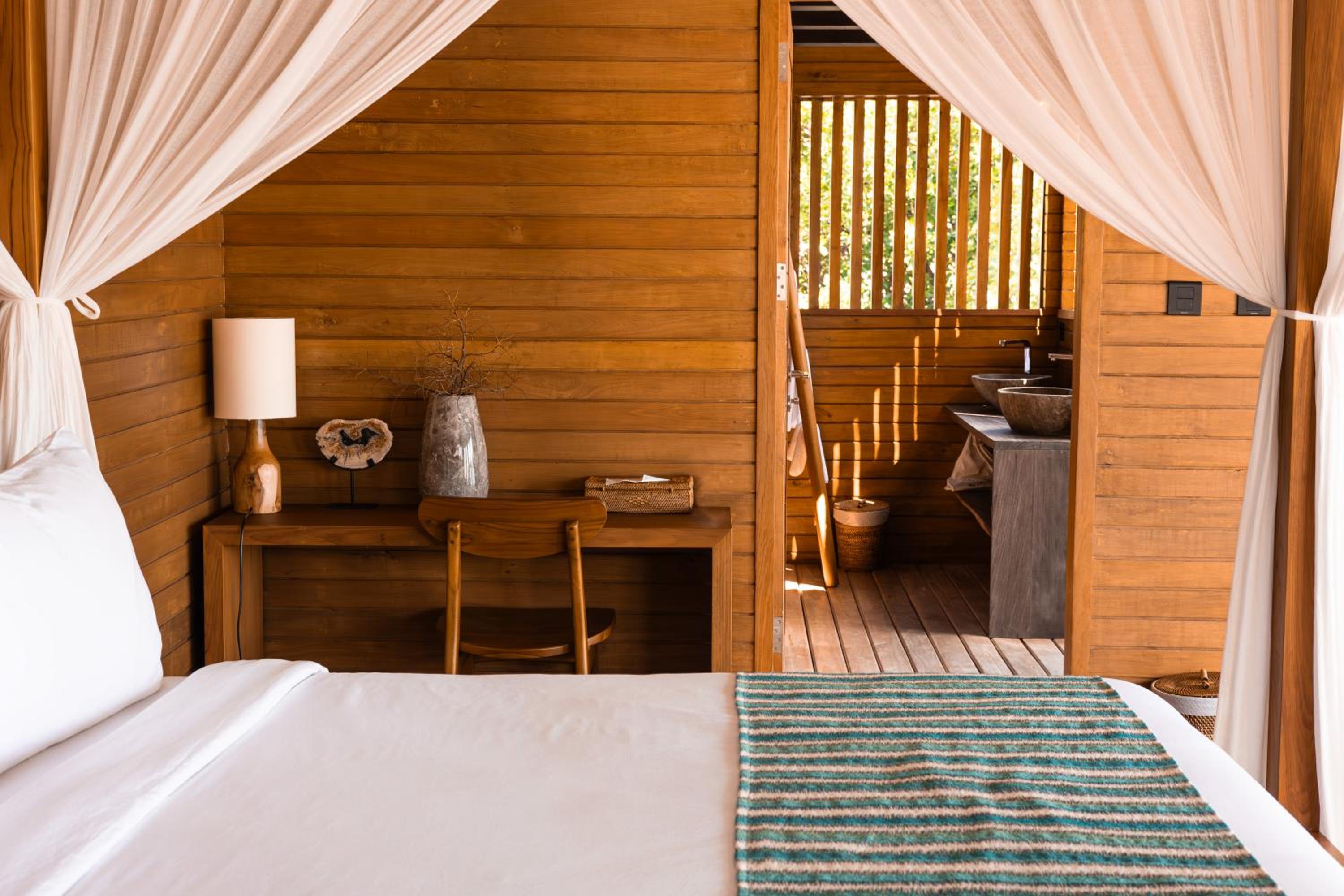 Deluxe King Sea Suite - Photo 14