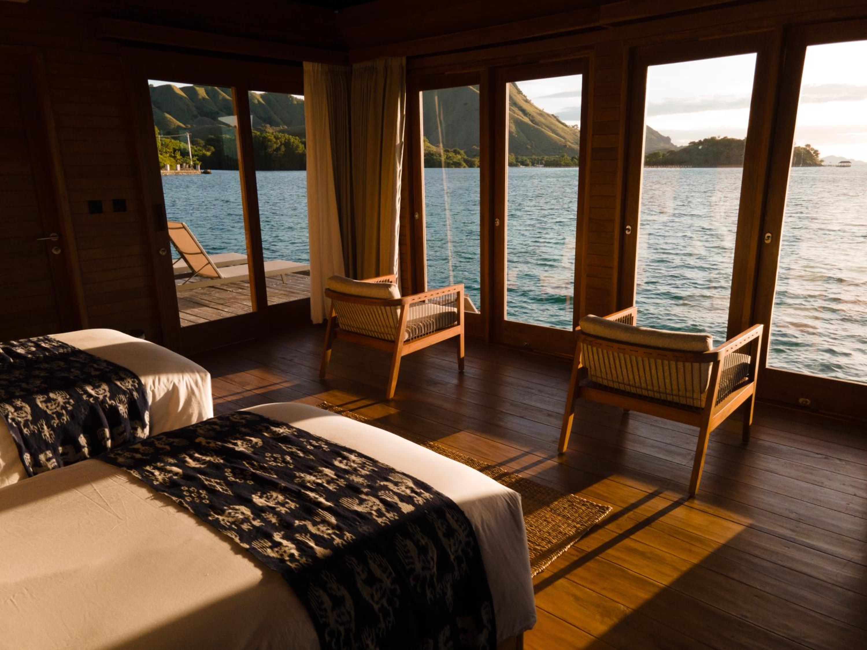 Deluxe King Sea Suite - Photo 2