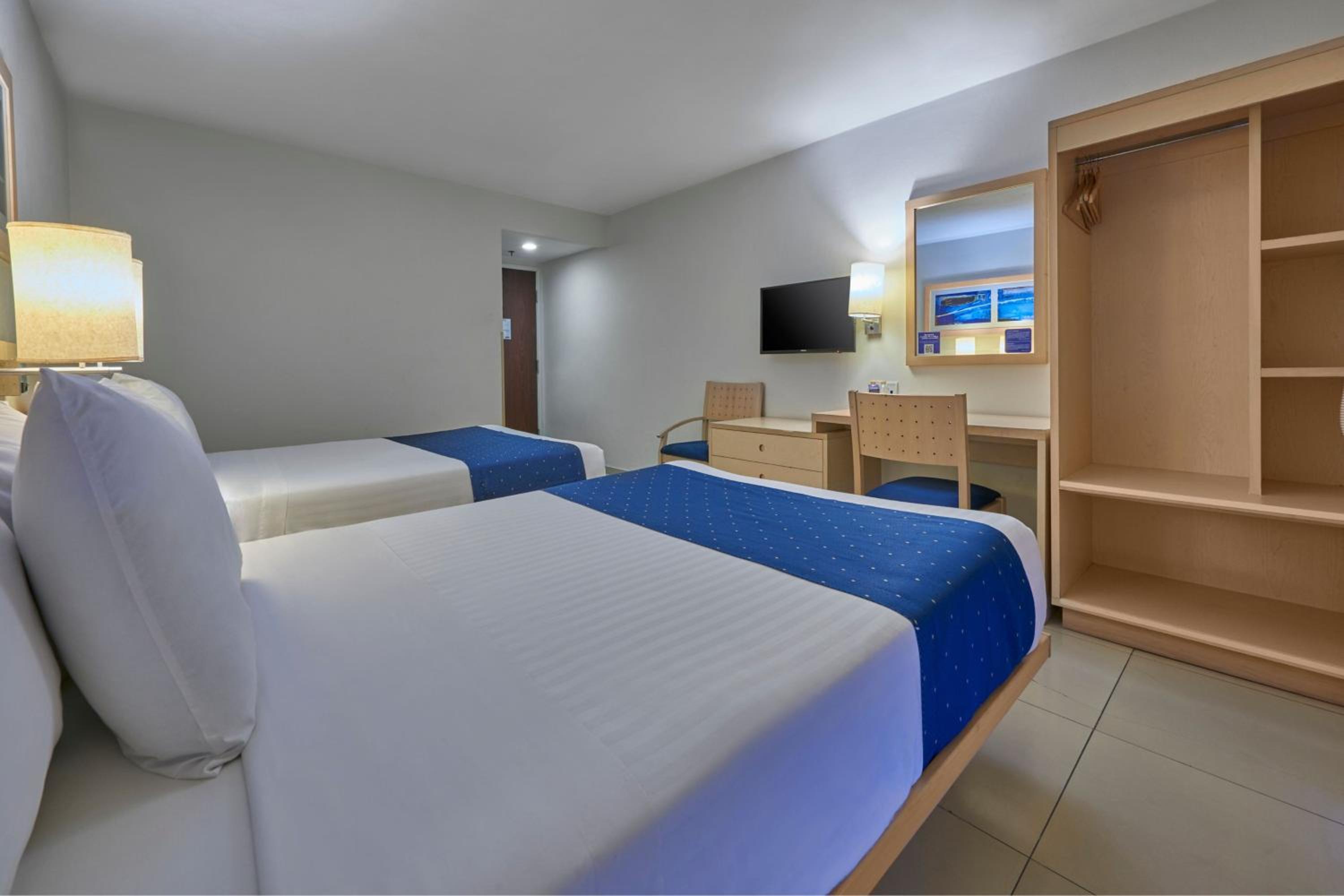 Double Room with Two Double Beds - Photo 3