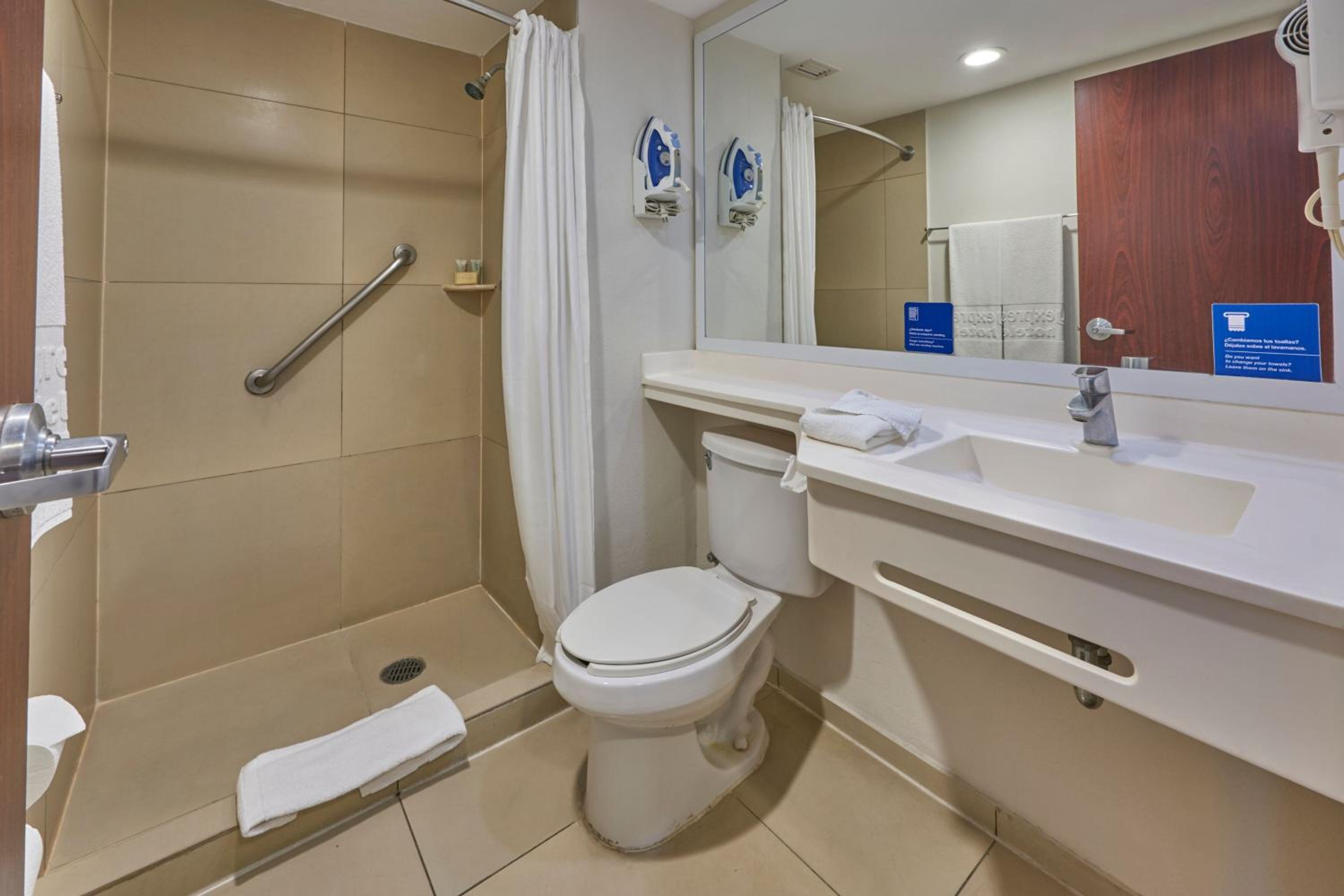 Double Room with Two Double Beds - Photo 6