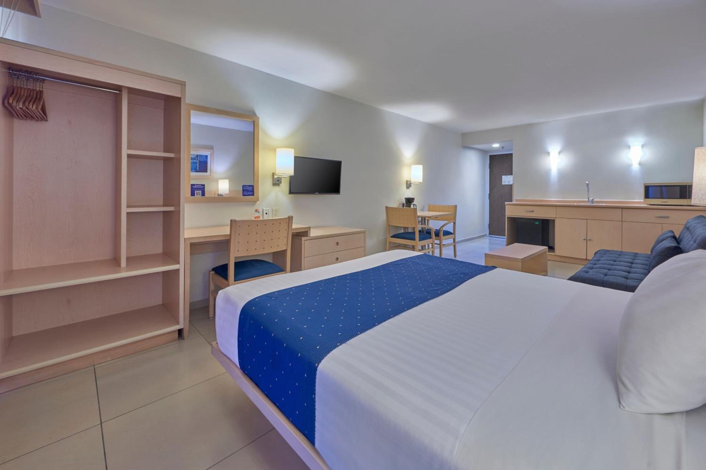 Queen Suite with Sofa Bed - Photo 3