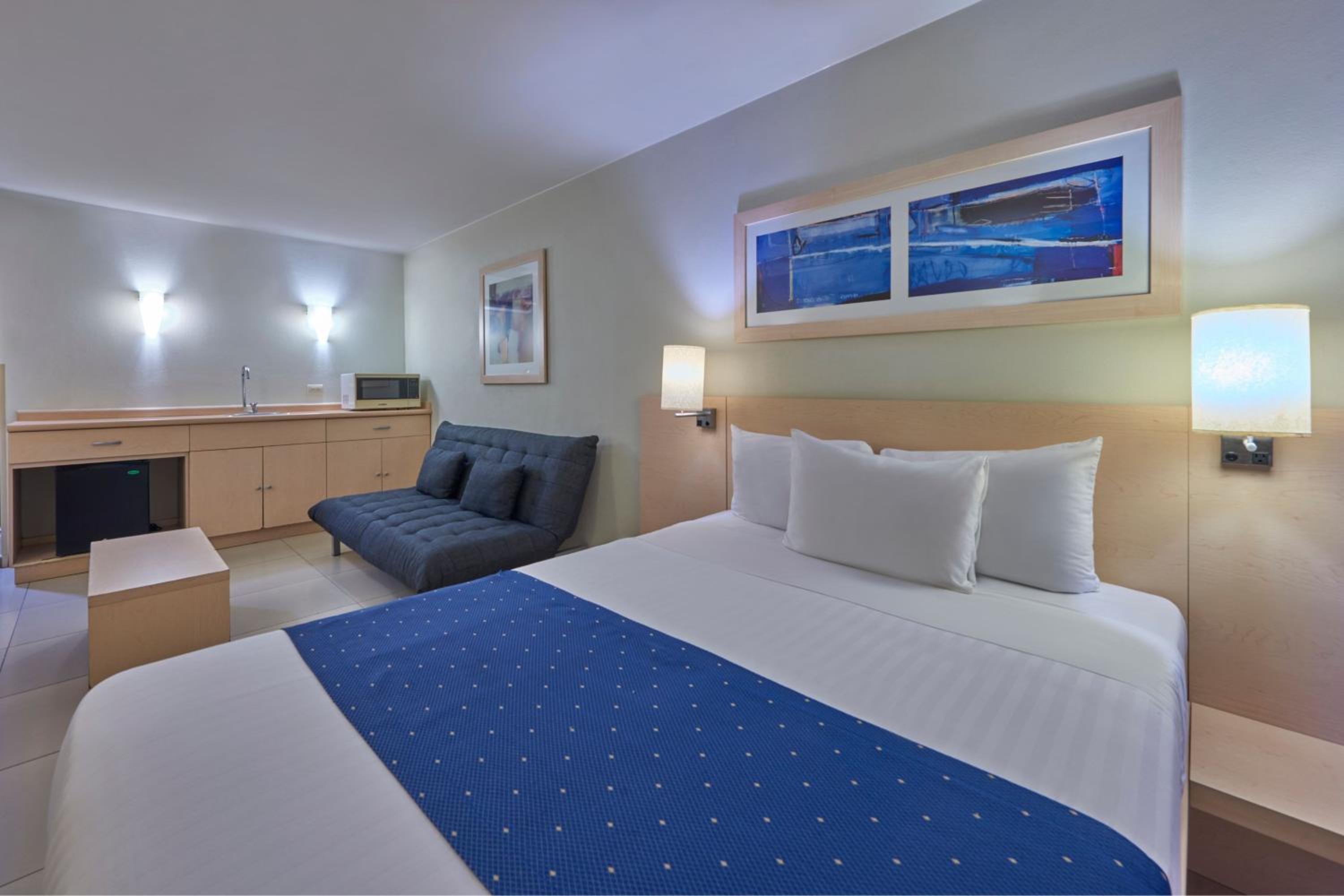 Queen Suite with Sofa Bed - Photo 4