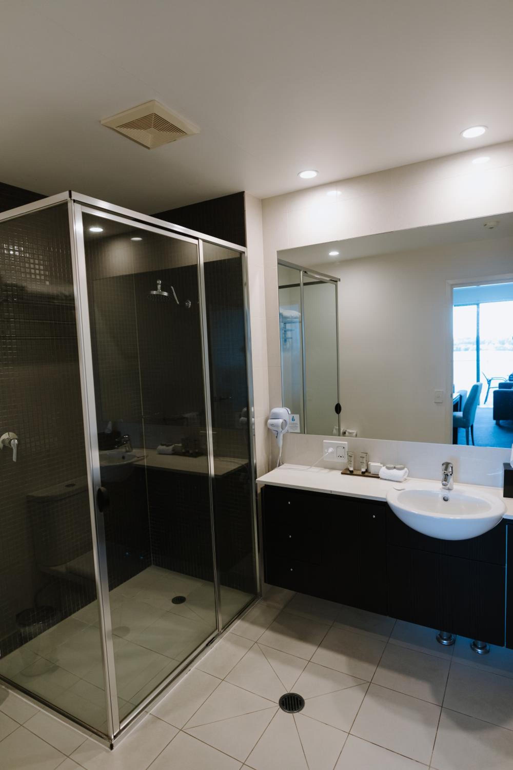 Executive Suite - Photo 3
