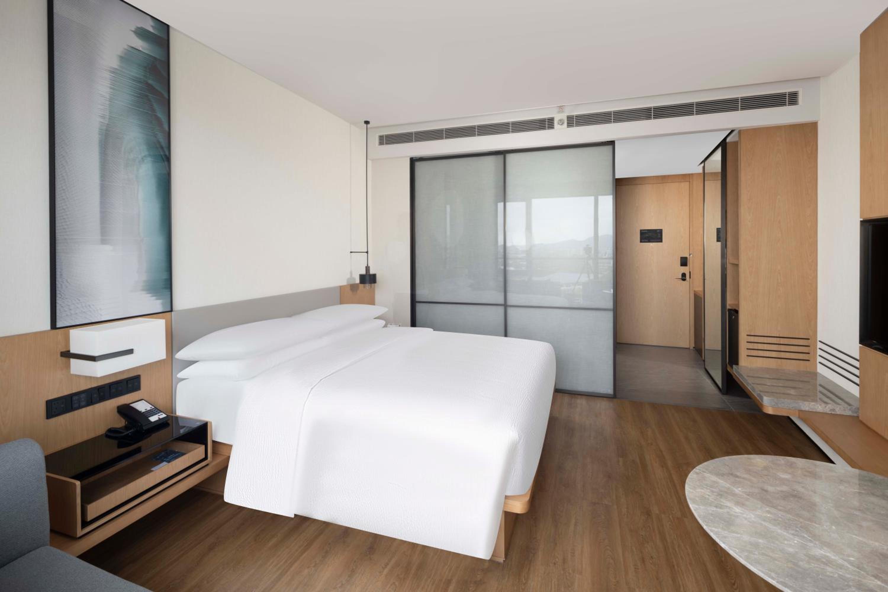 Premium King Room with Mountain View