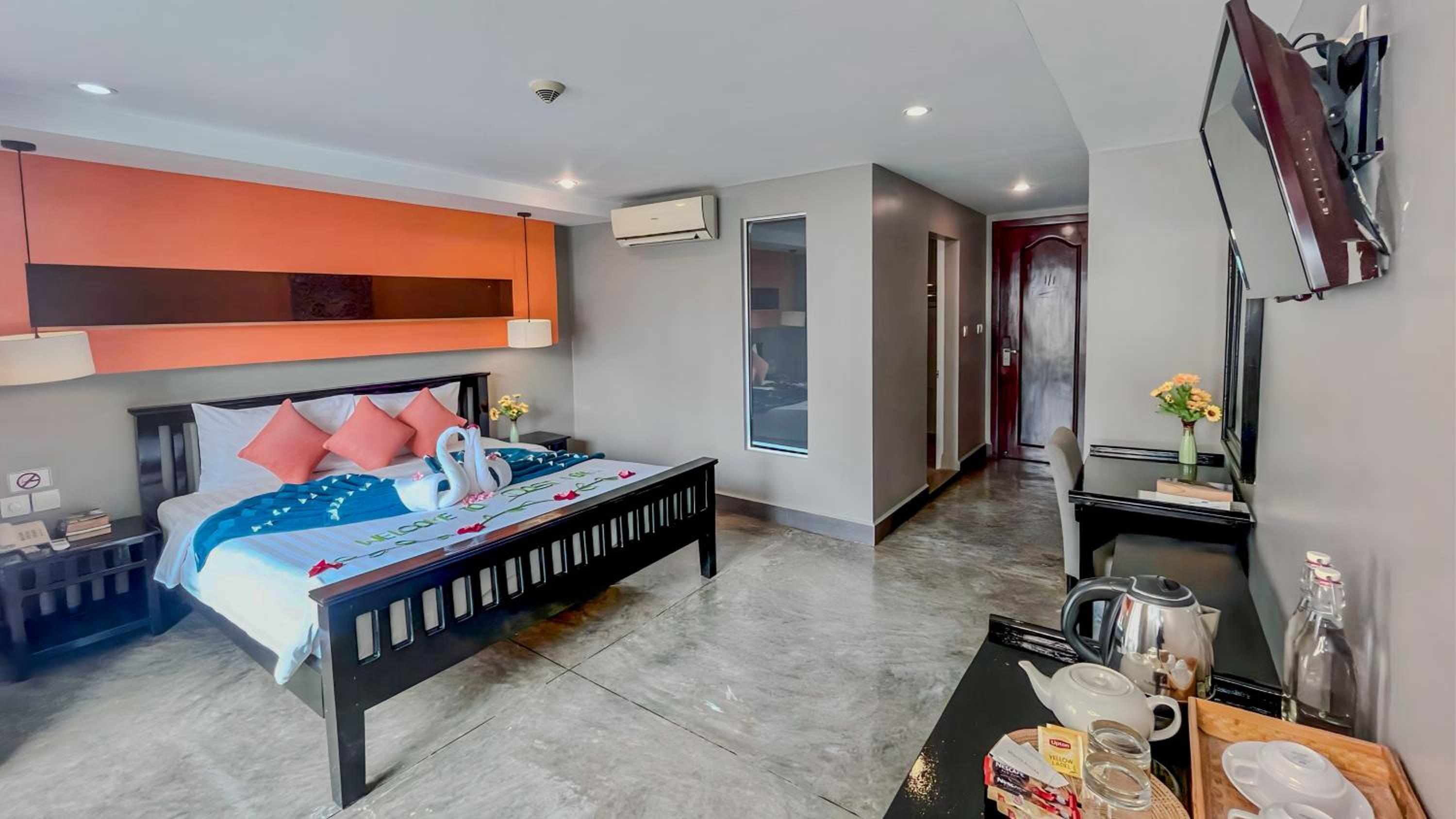 Studio Double with Balcony Pool View - Free Pick Up - Photo 4