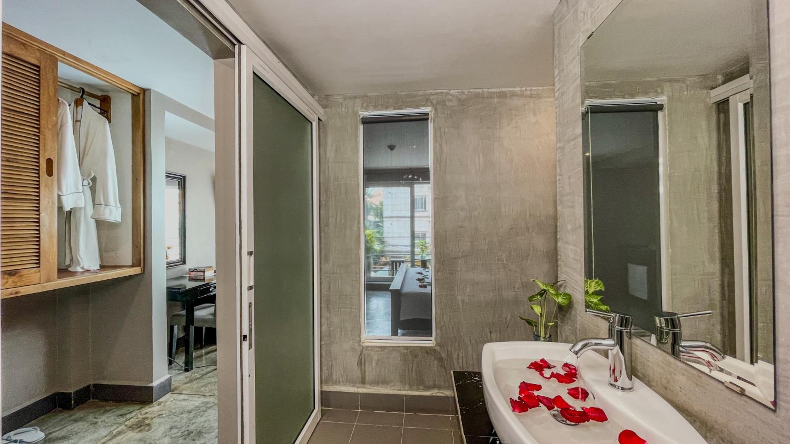 Studio Double with Balcony Pool View - Free Pick Up - Photo 13