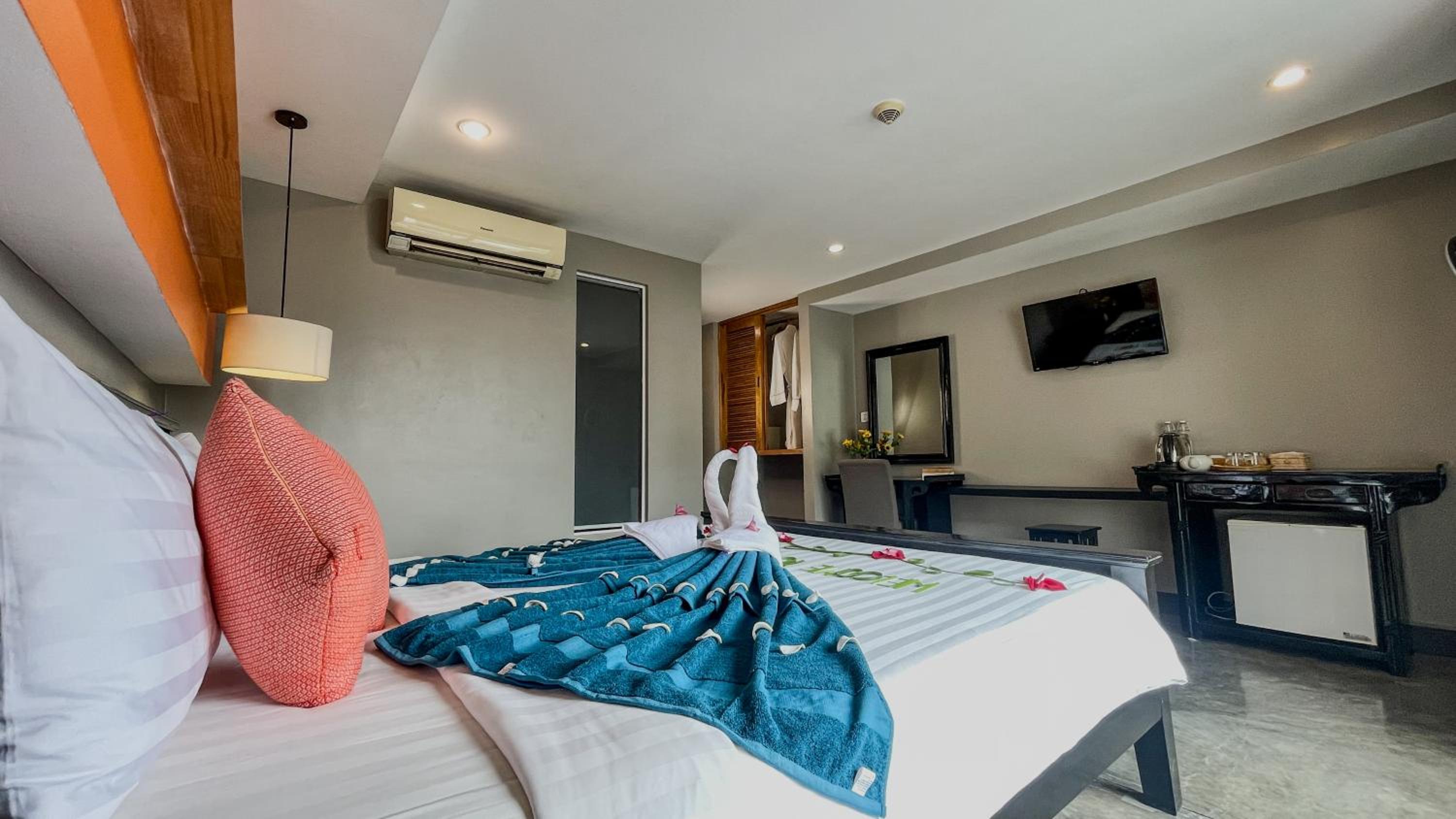 Studio Double with Balcony Pool View - Free Pick Up - Photo 6