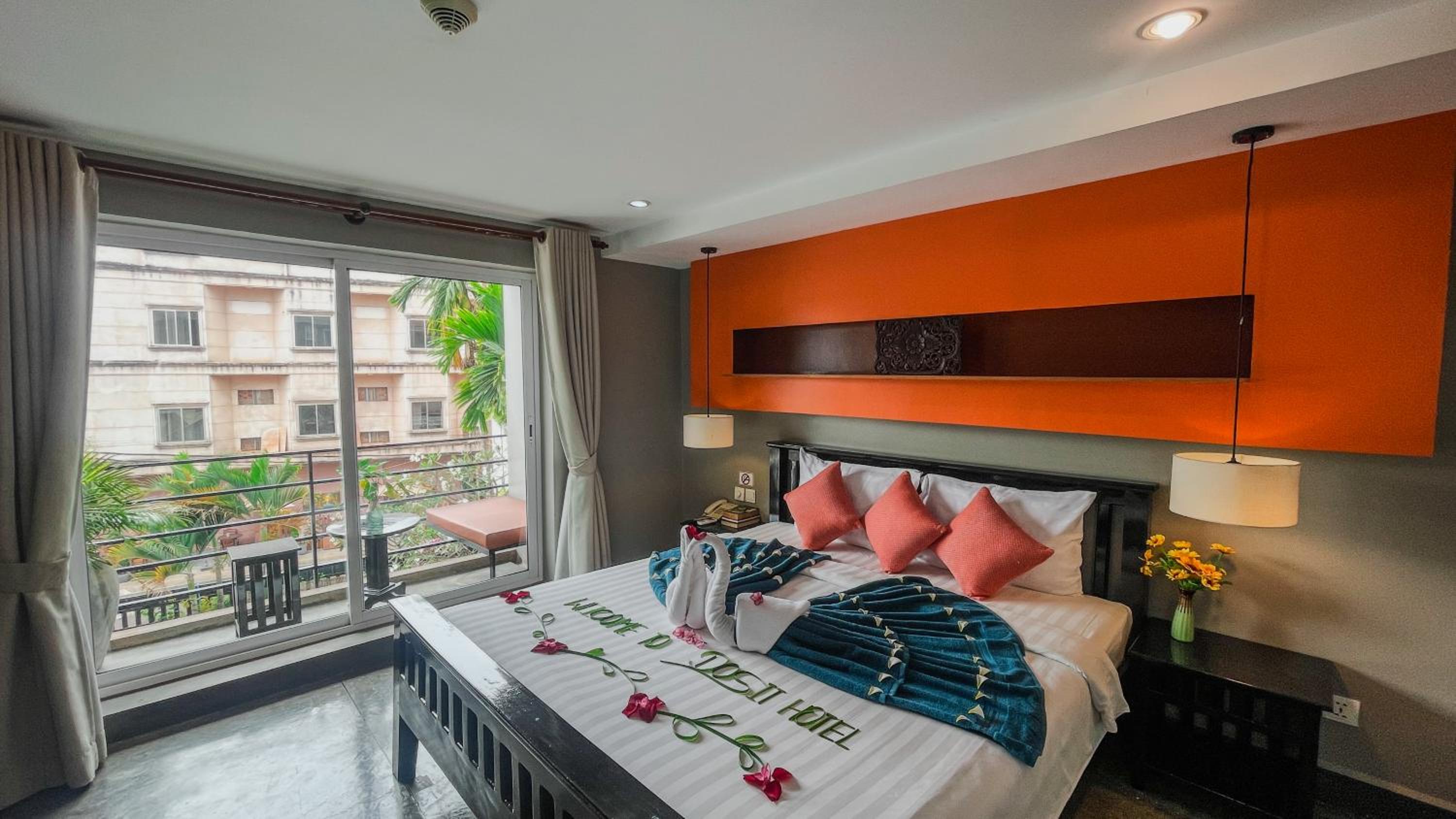 Studio Double with Balcony Pool View - Free Pick Up - Photo 1