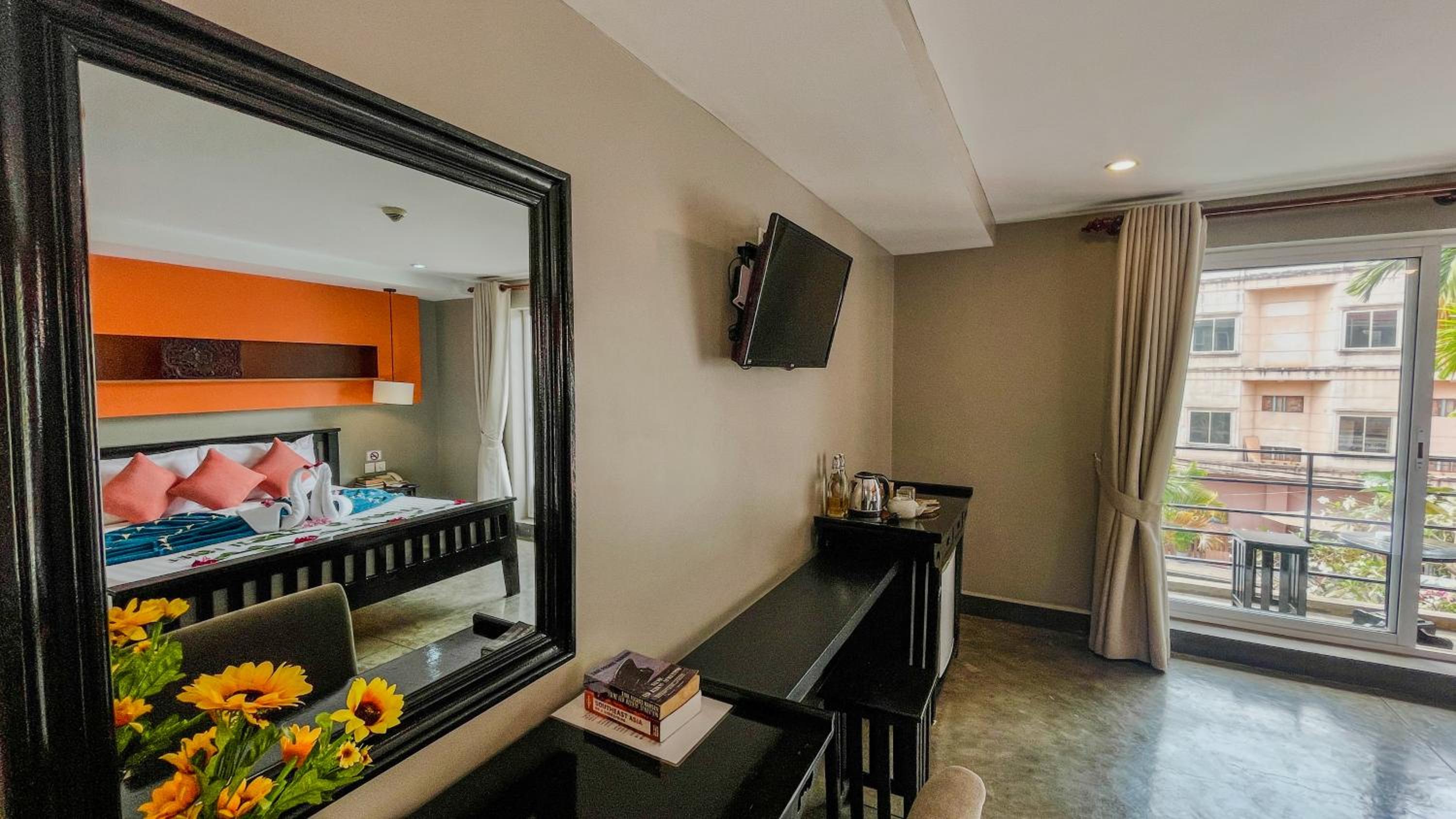 Studio Double with Balcony Pool View - Free Pick Up - Photo 12