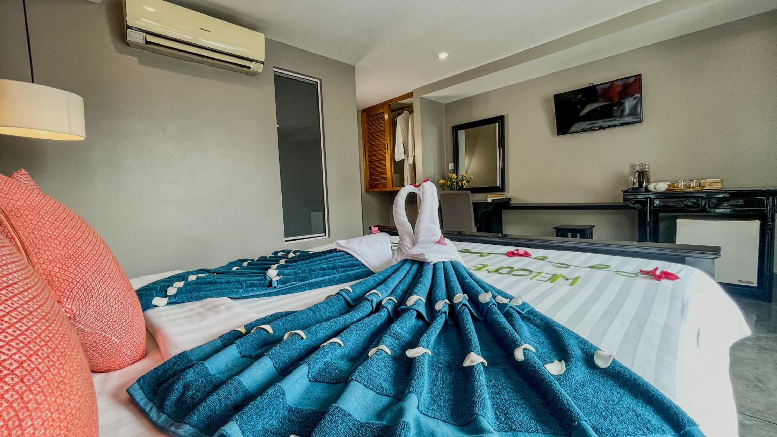 Studio Double with Balcony Pool View - Free Pick Up - Photo 3
