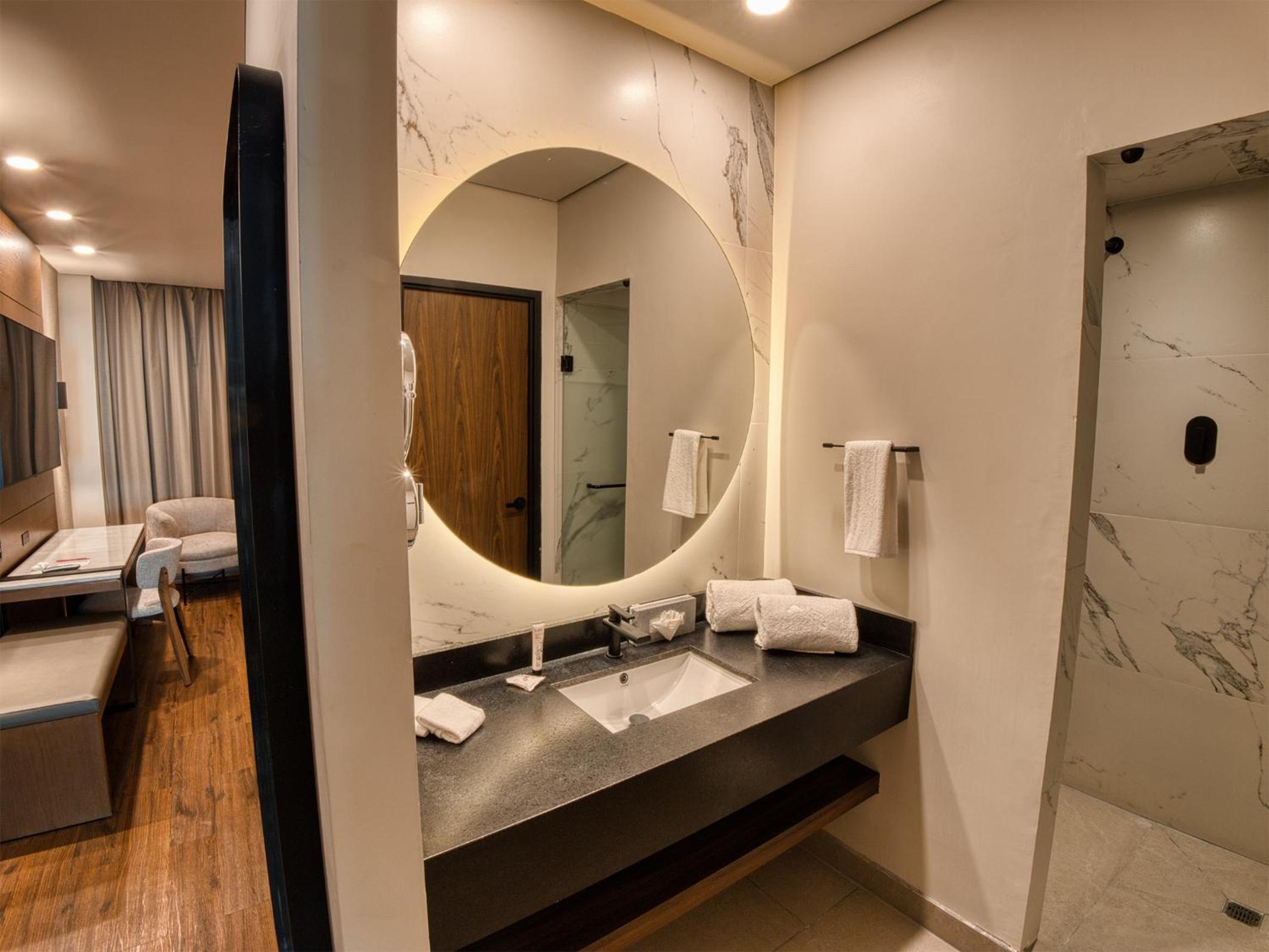 Superior Double Room with Two Double Beds - Photo 4