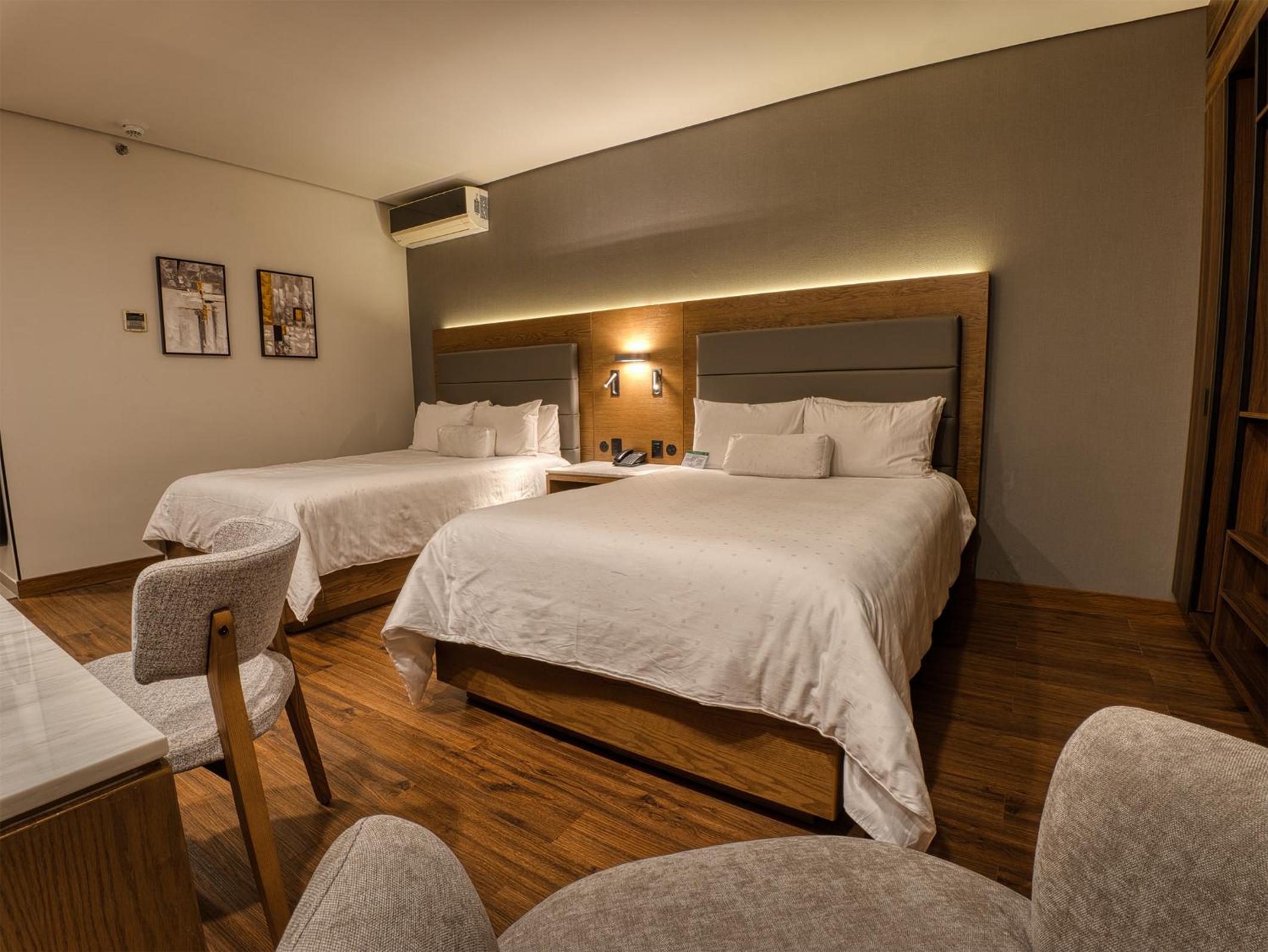 Superior Double Room with Two Double Beds - Photo 3