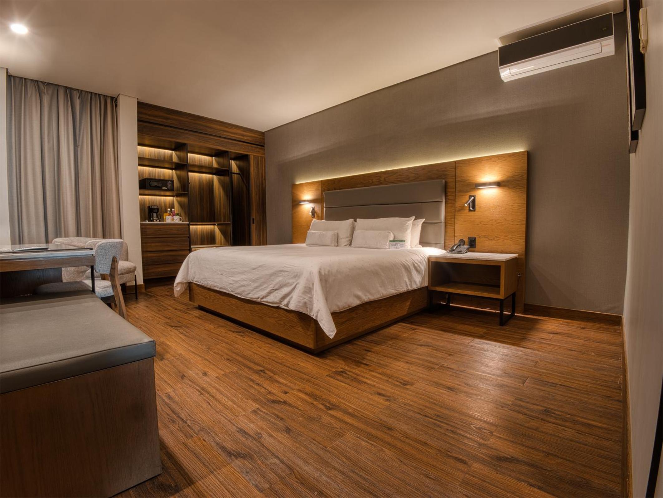 Superior King Room - Photo 9