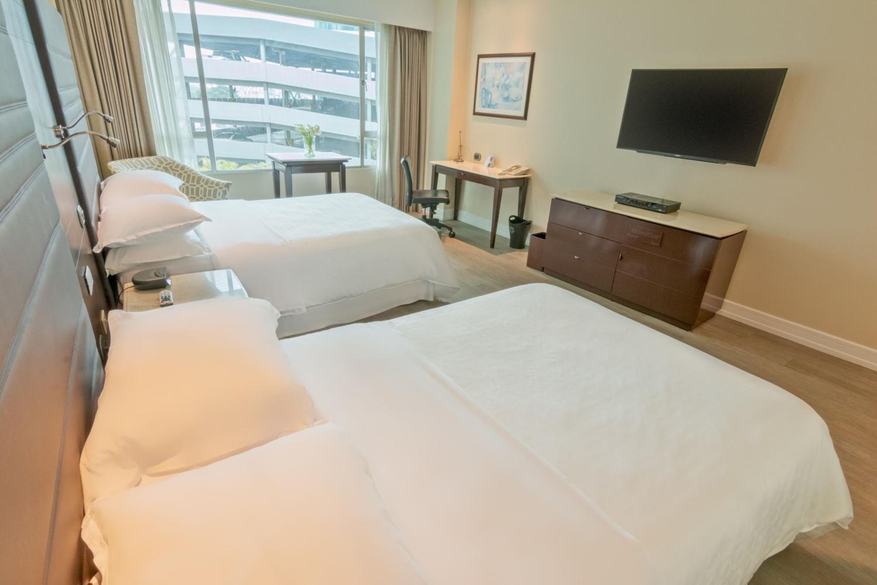 Superior Room with Two Double Beds - Club Access - Photo 1