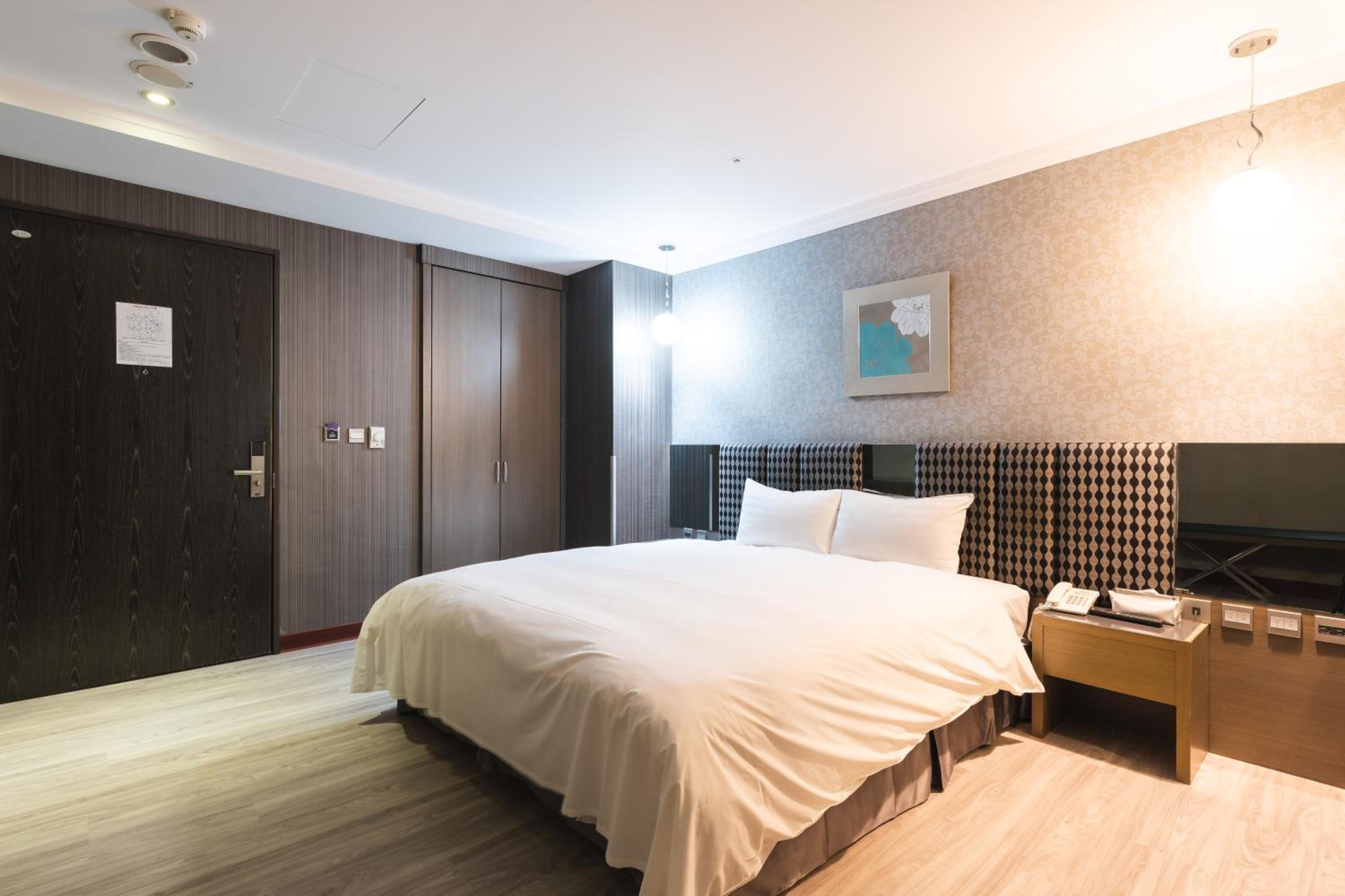 Standard Double Room - No Bathtub, photo 7